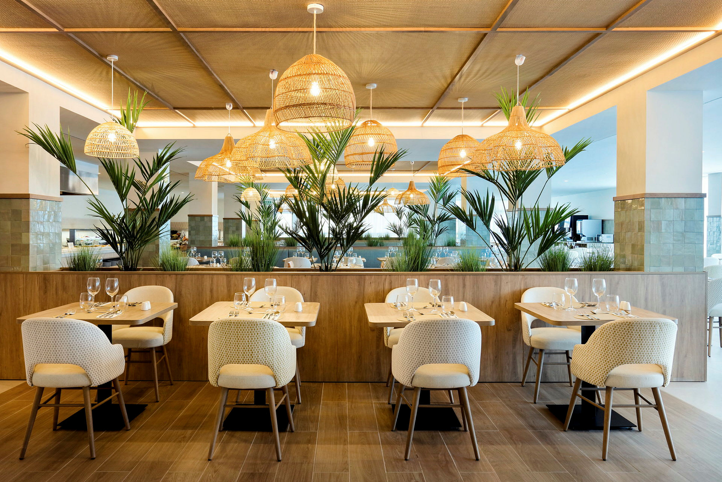 Elegant restaurantinteriør med moderne møbler og hengende lamper. (AI-generert tekst)
