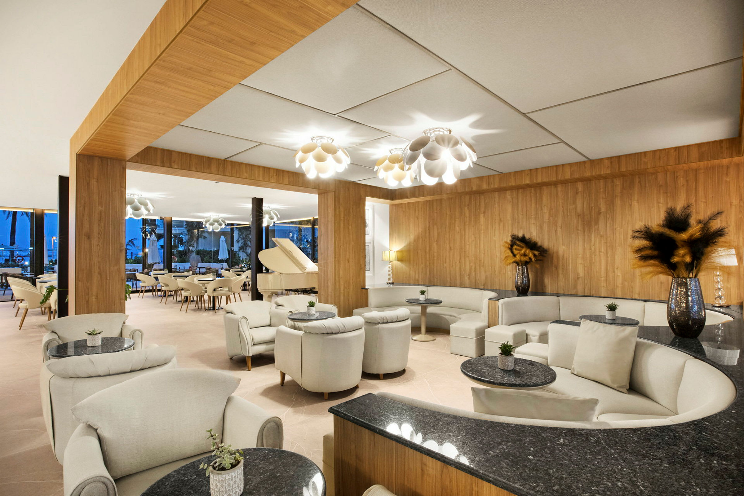 En elegant hotellobby med sofagrupper, små bord og et hvitt flygel. (AI-generert tekst)