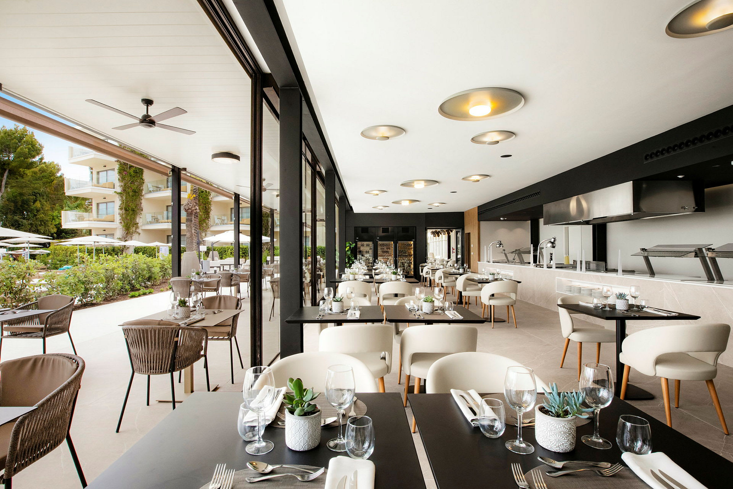 Moderne restaurant med bord- og sitteplasser både innendørs og utendørs. (AI-generert tekst)
