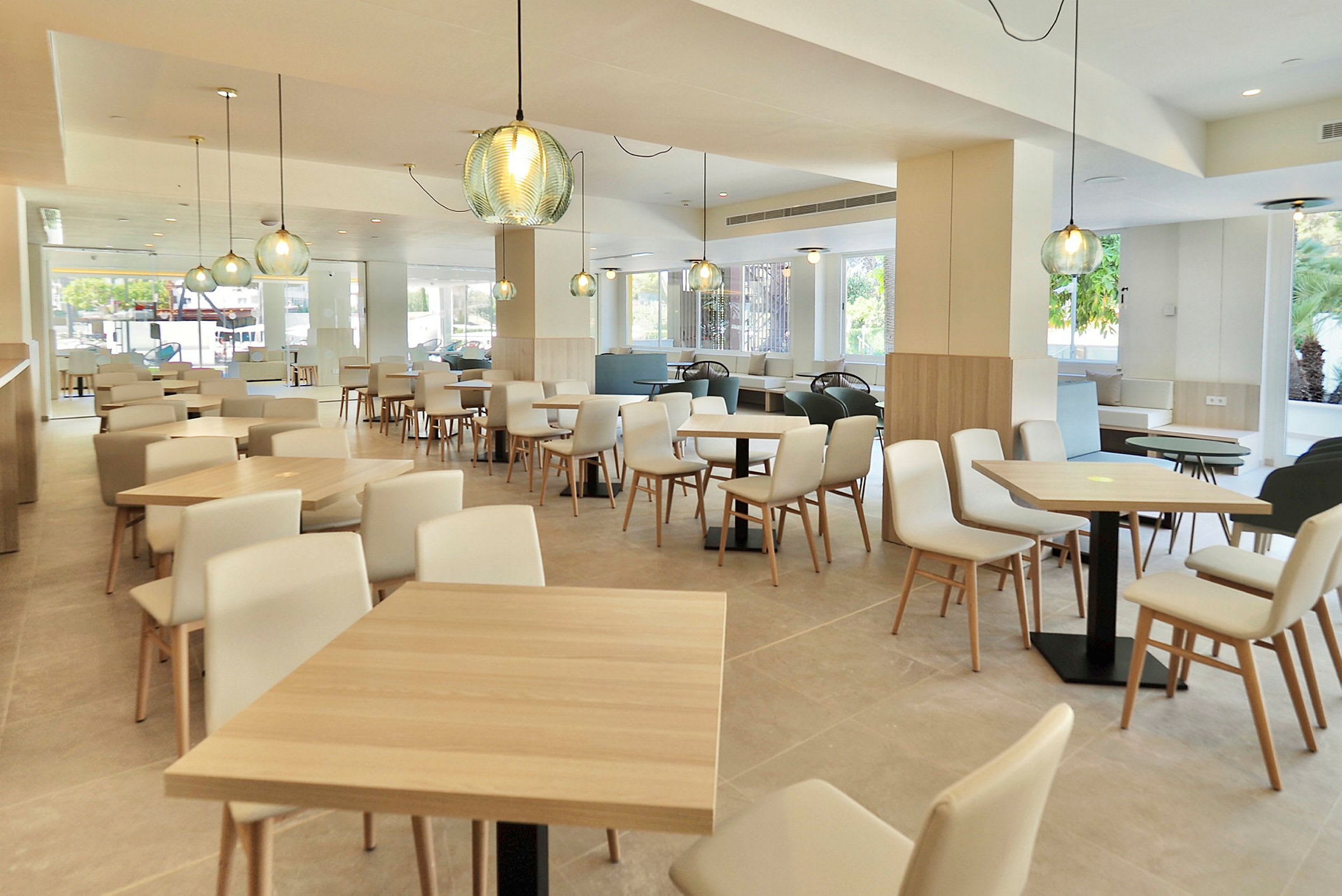 En moderne og lys innendørsrestaurant med tremøbler og dekorative lamper. (AI-generert tekst)