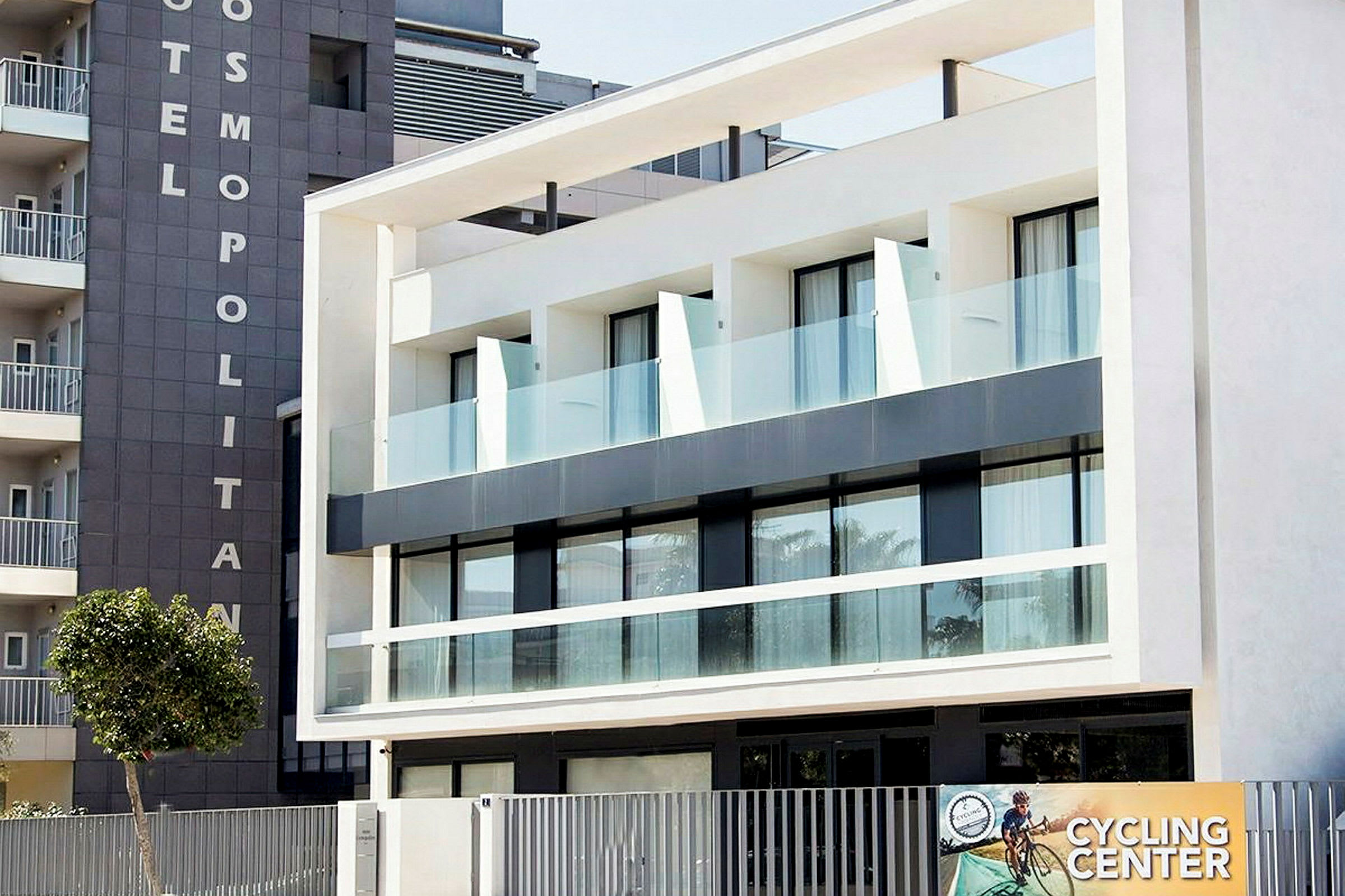 Fasaden til et moderne hotell med store vinduer og balkonger. (AI-generert tekst)