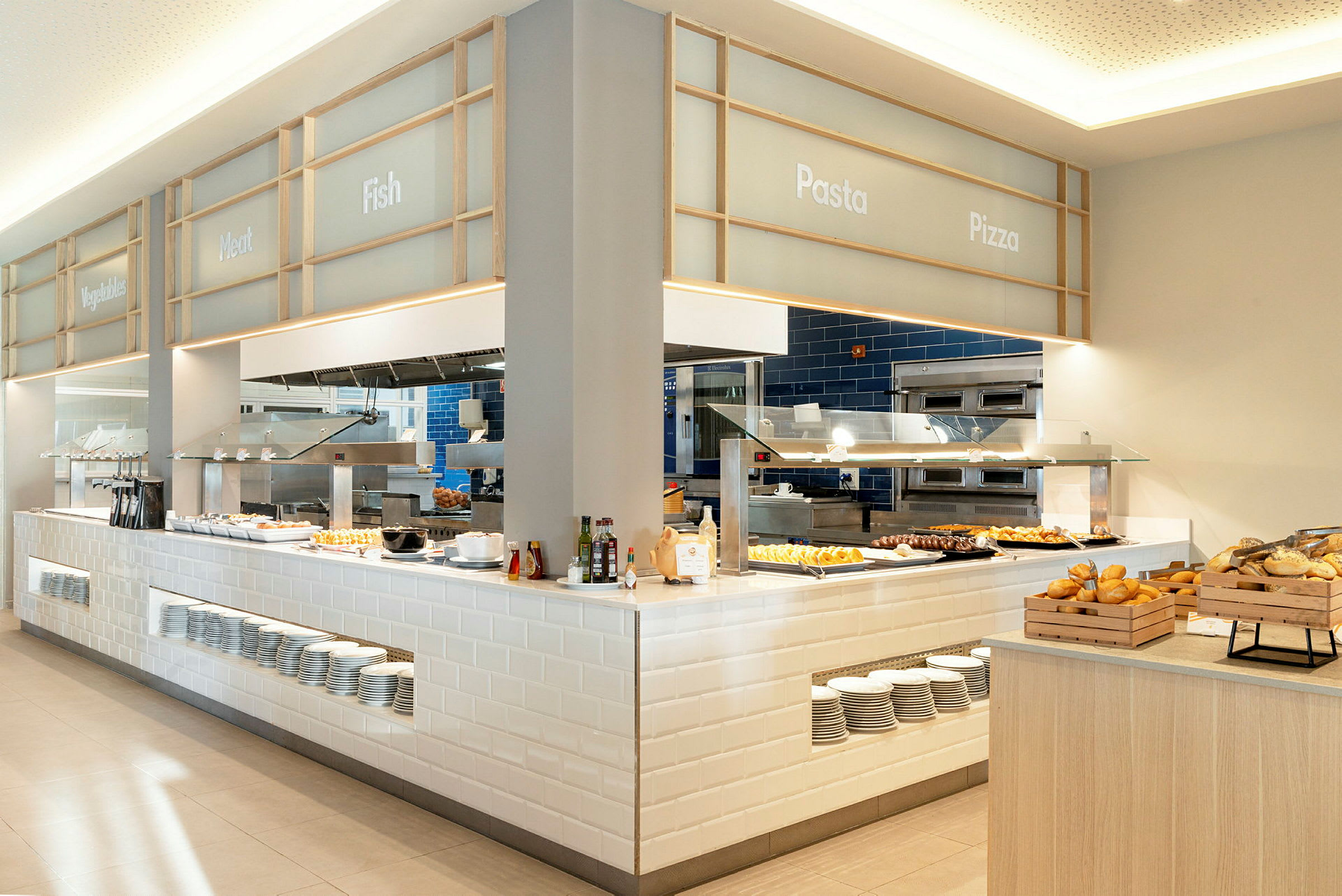 Stor servering med ulike seksjoner for pasta, pizza, fisk og kjøtt. (AI-generert tekst)