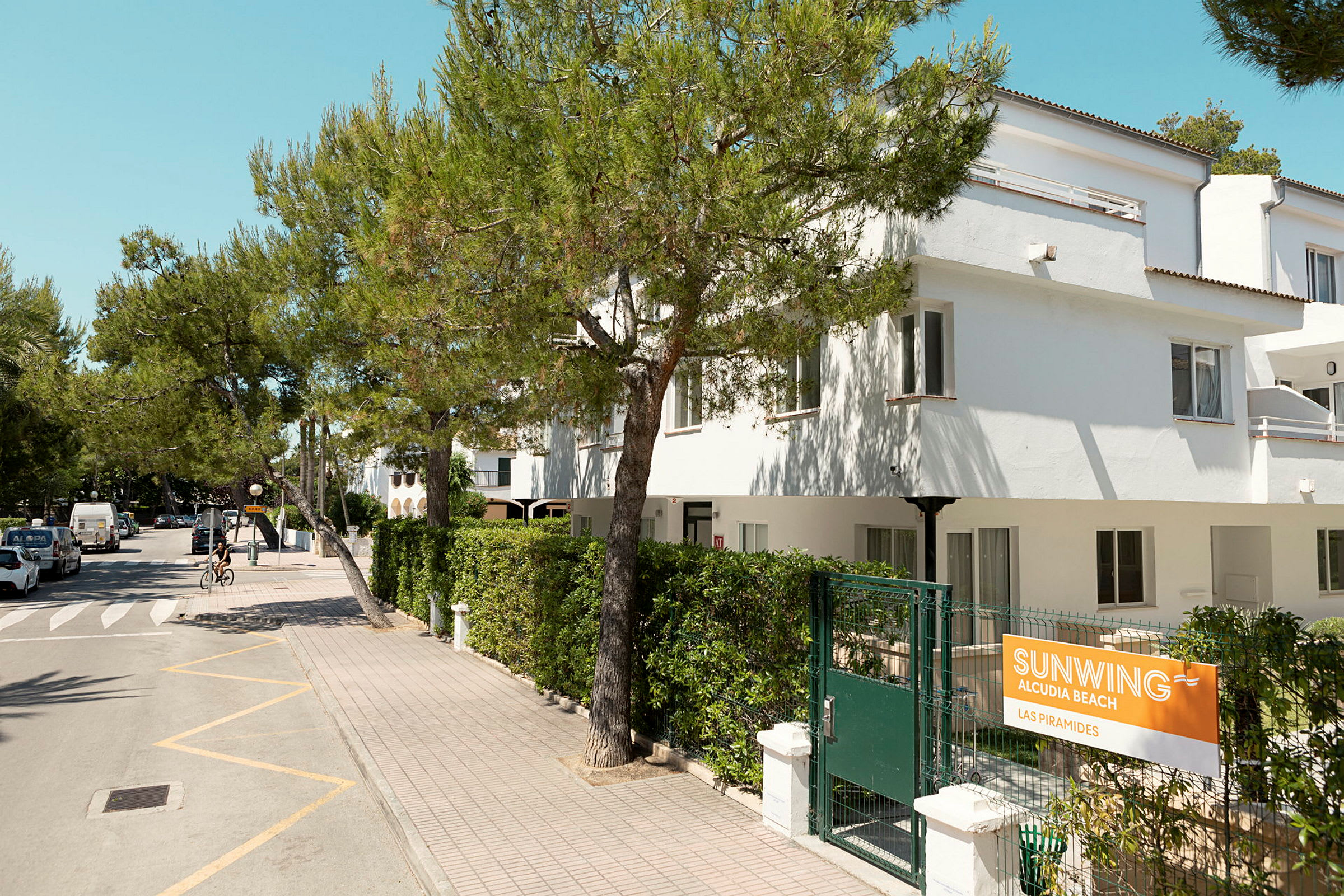 Hotell Sunwing Alcudia Beach Las Piramides med grøntområder og tredekk. (AI-generert tekst)