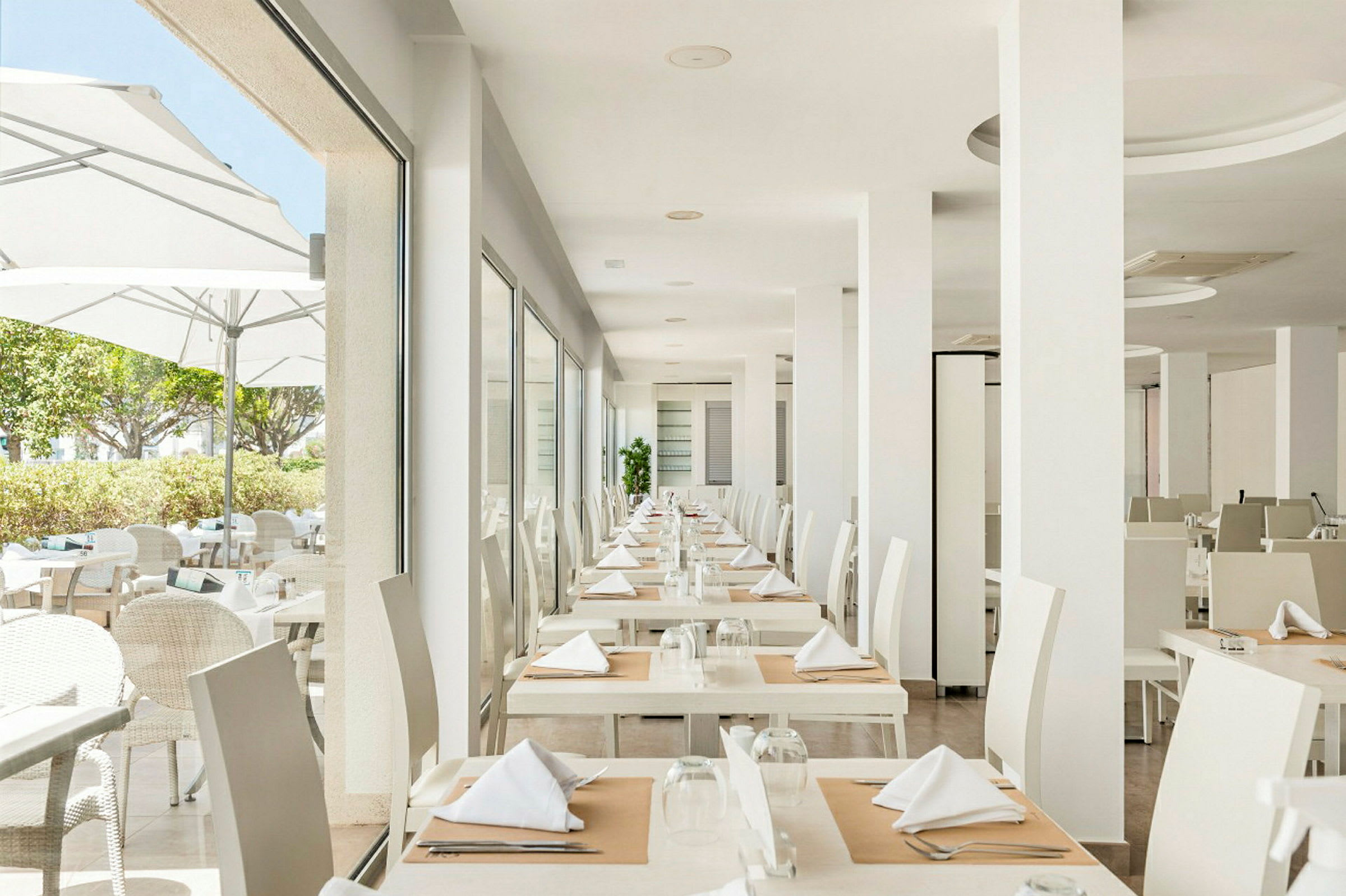 En moderne og lys restaurant med dekkede bord i en organisering. (AI-generert tekst)
