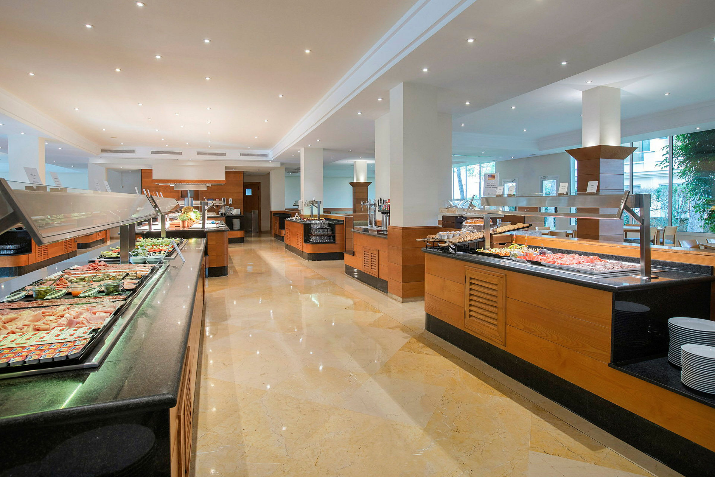 En buffet med ulike matalternativer i et moderne restaurantområde. (AI-generert tekst)