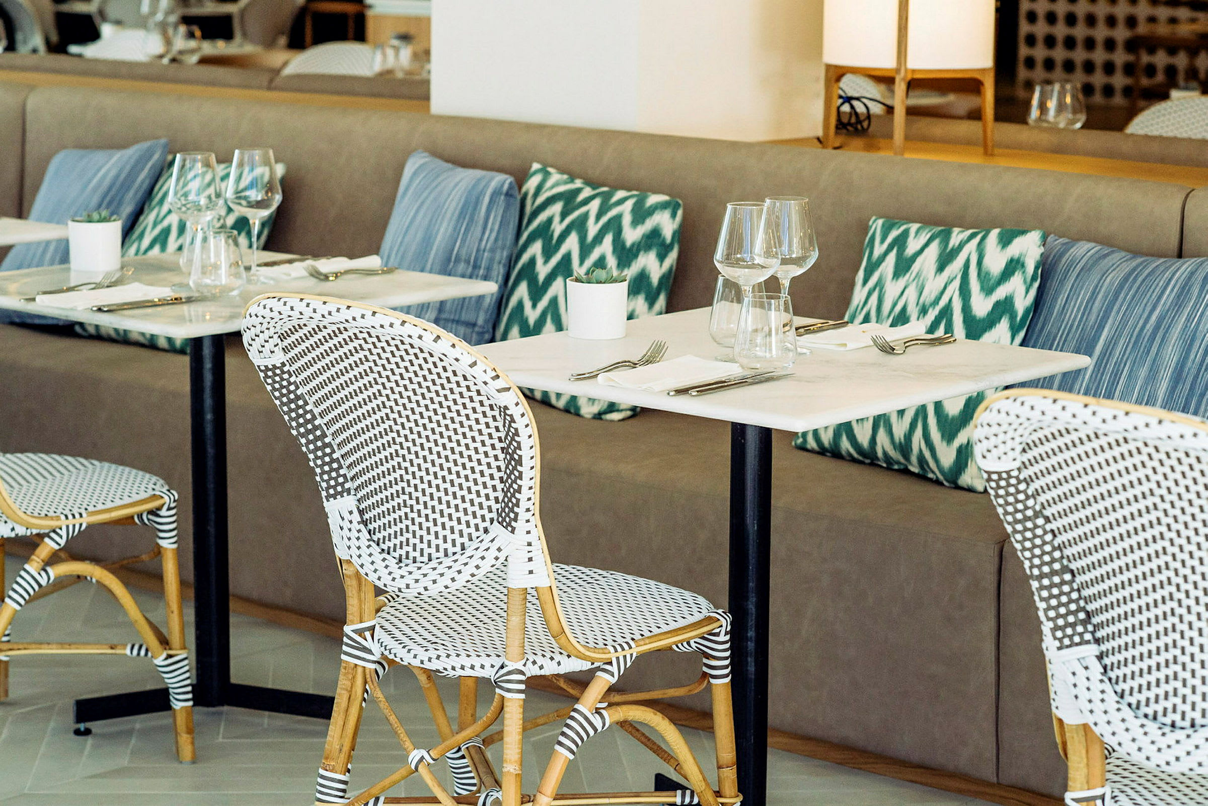 Restaurant med bordoppsett og puter. (AI-generert tekst)