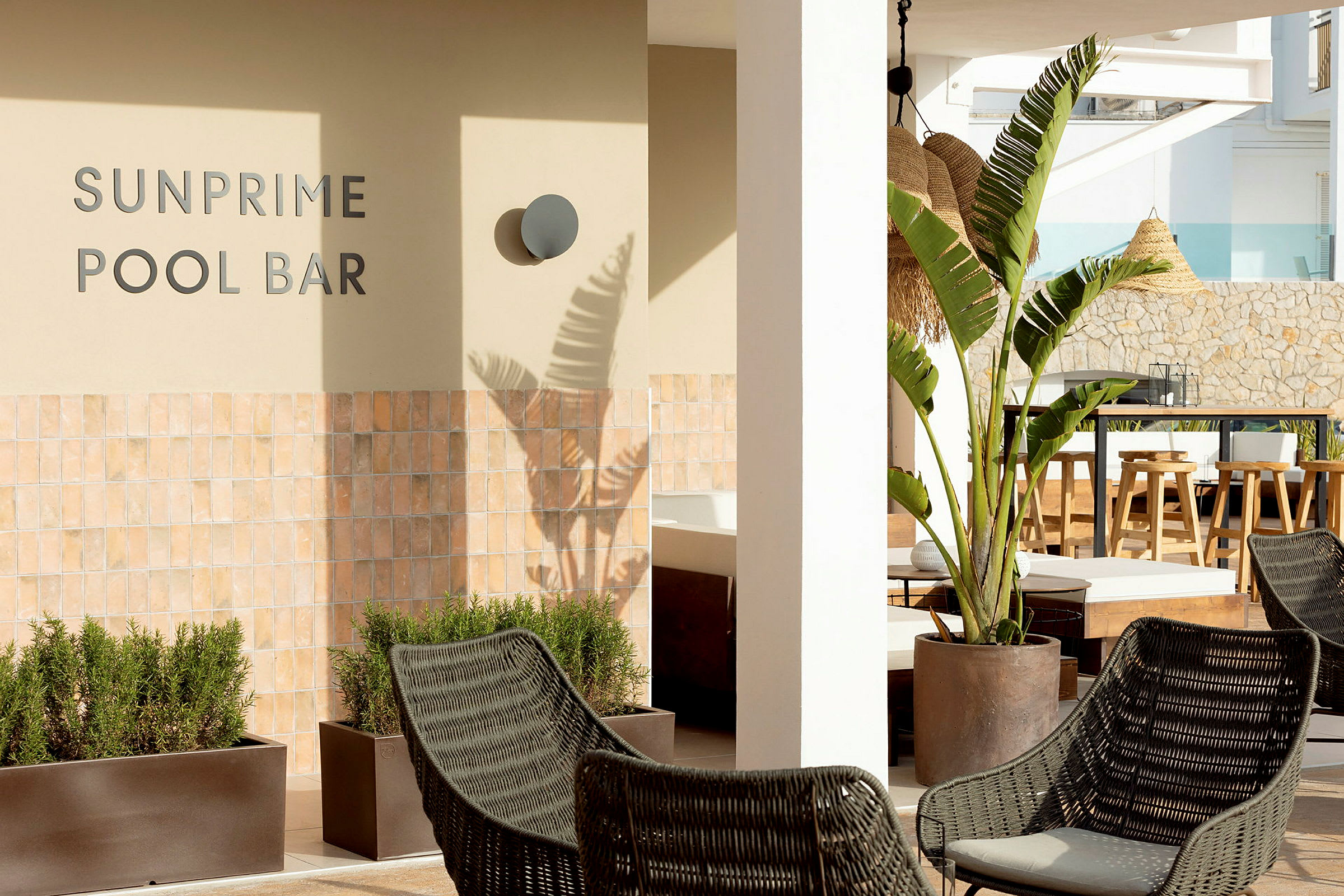 Utendørsområde med møbler ved Sunprime Pool Bar. (AI-generert tekst)