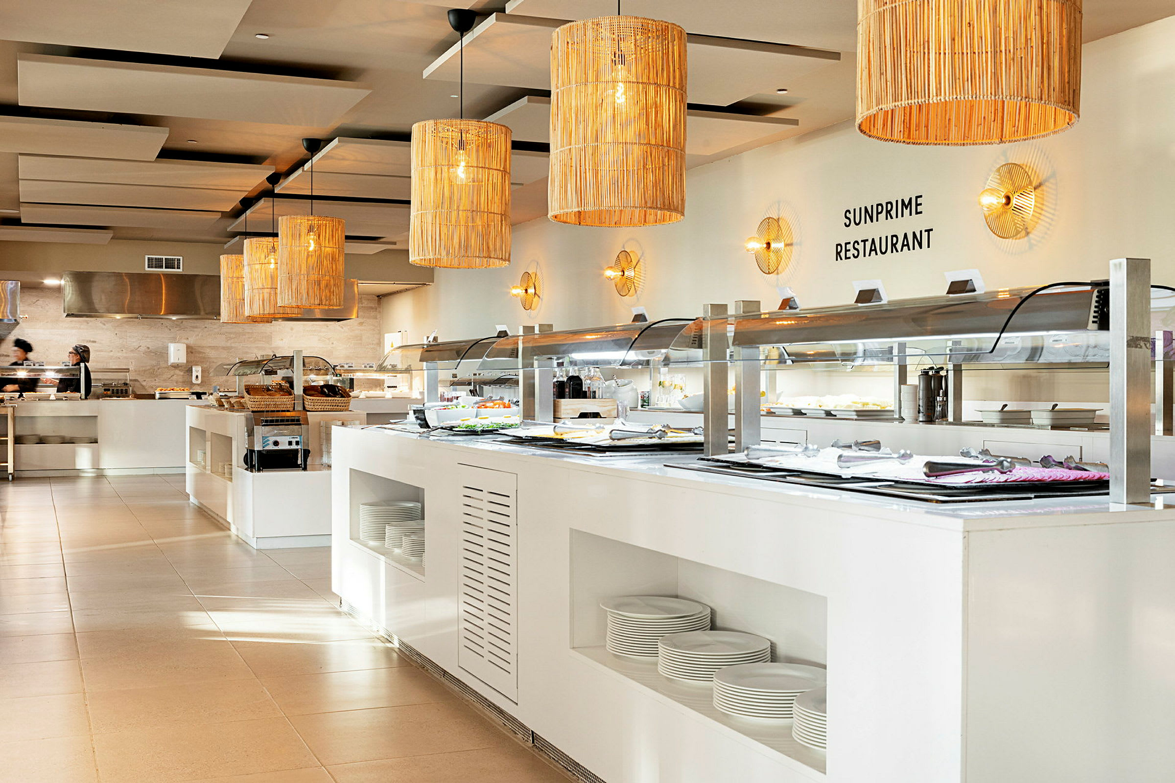 Buffetdisker med mat og tallerkener på en restaurant. (AI-generert tekst)