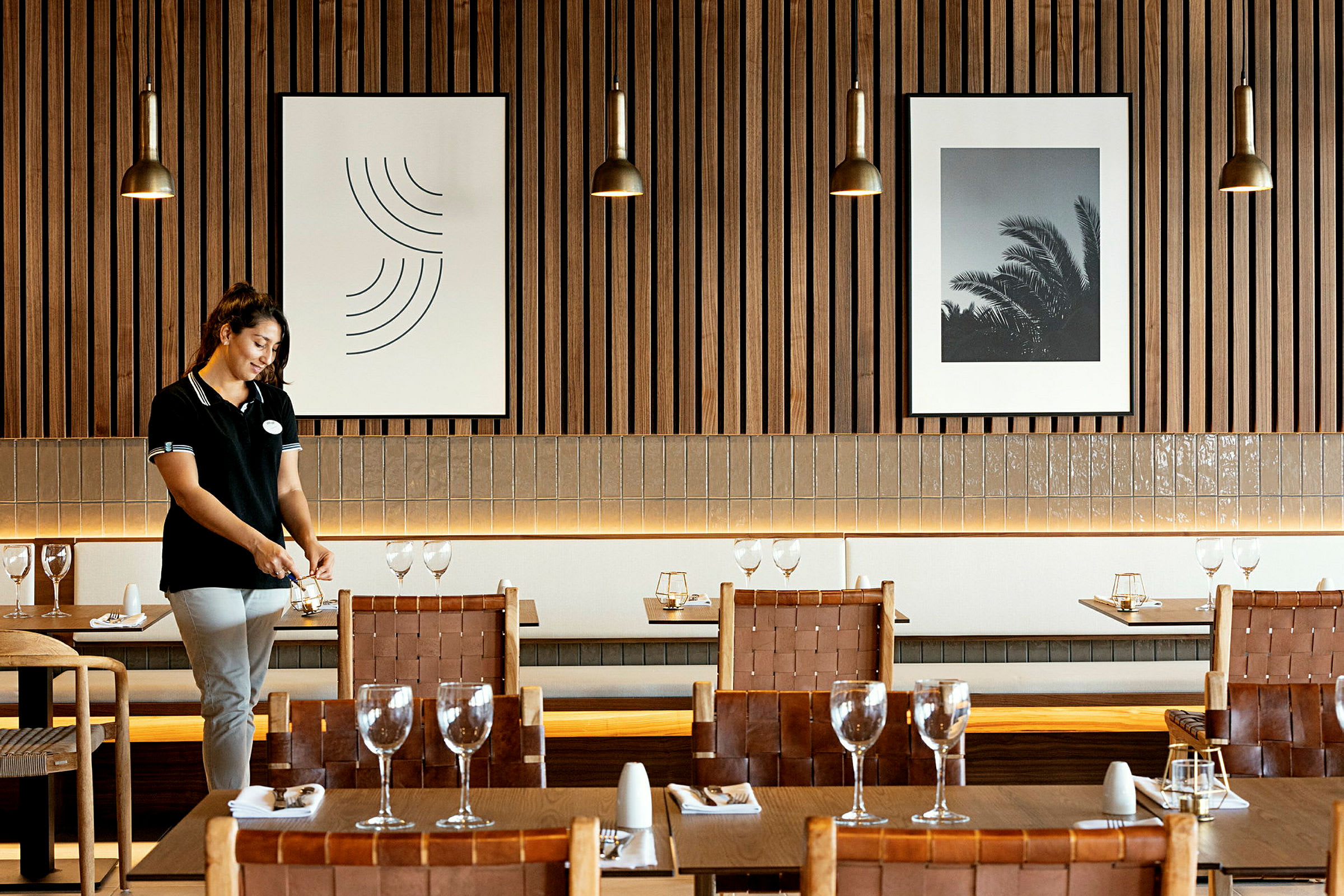 Interiør av en restaurant med dekket bord og moderne detaljer. (AI-generert tekst)