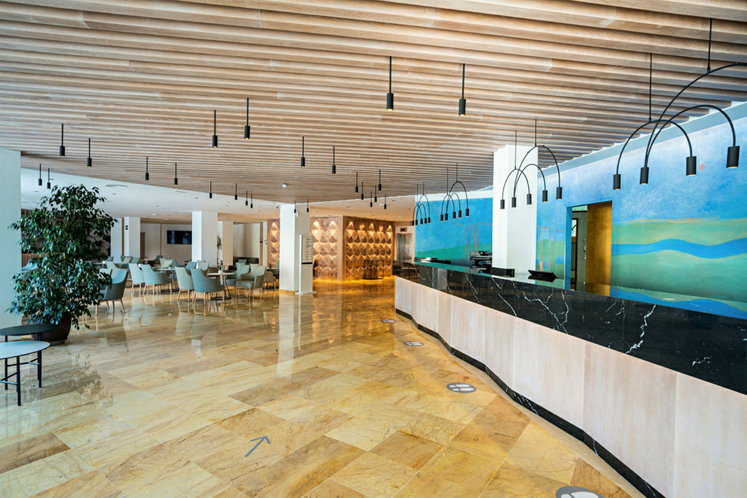 Interiøret av en hotellresepsjon med moderne møbler og lys innredning. (AI-generert tekst)