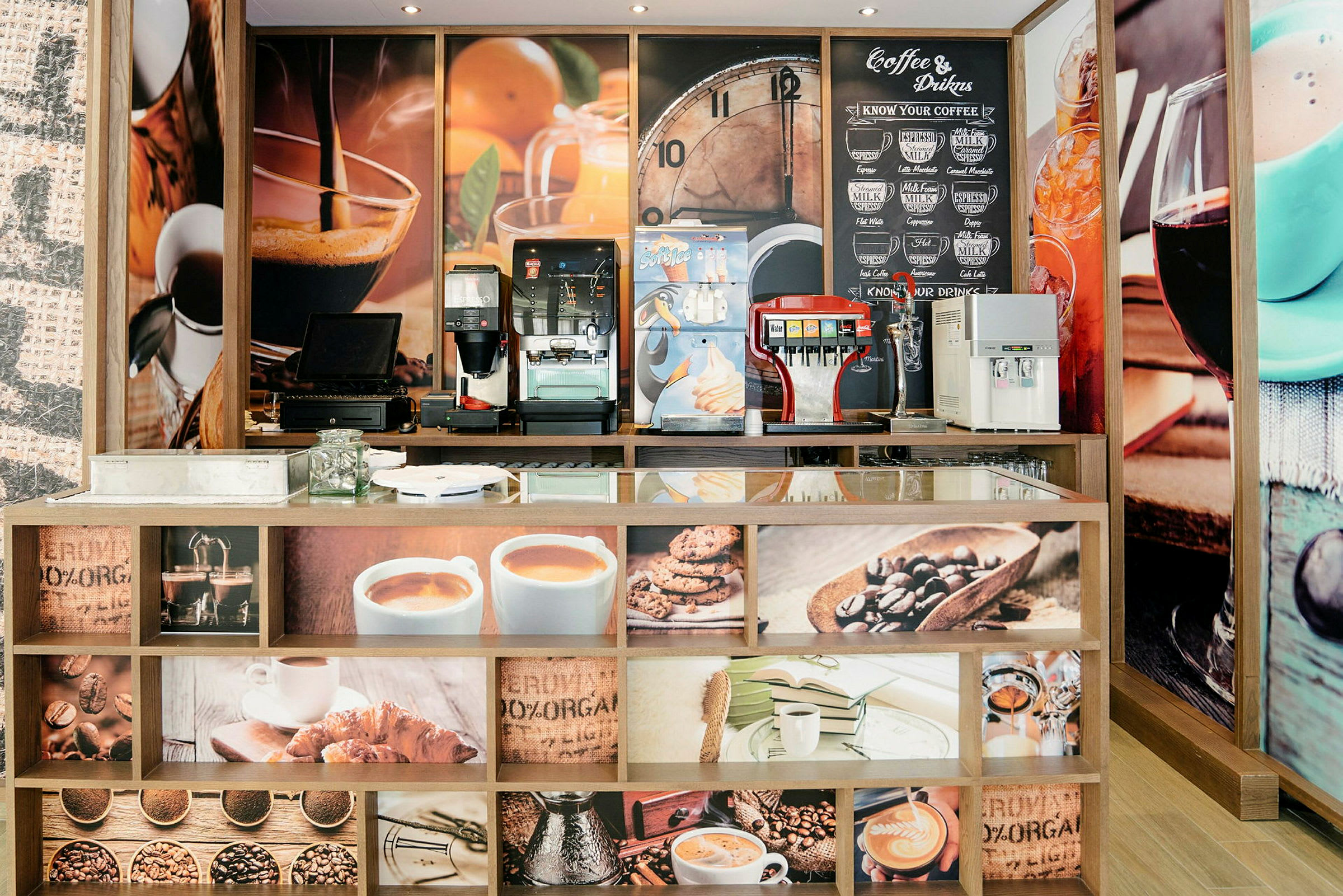 En kafédisk med kaffemaskiner og dekorative bilder av kaffe og tilbehør. (AI-generert tekst)
