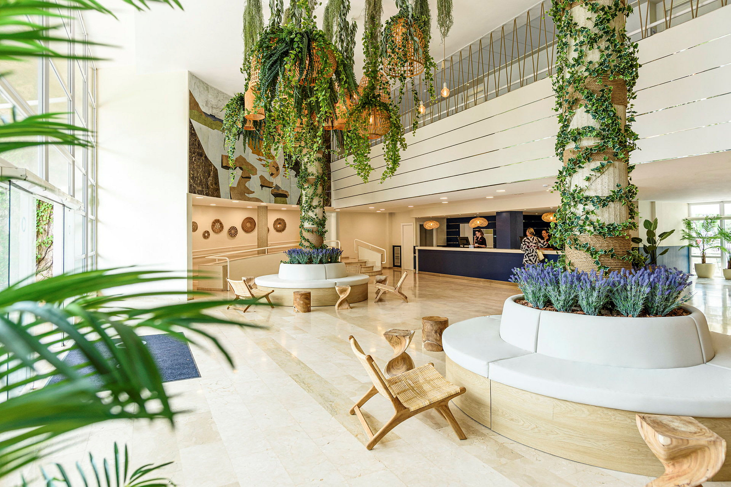 Lys og moderne hotellobby med plantepynt og resepsjon. (AI-generert tekst)