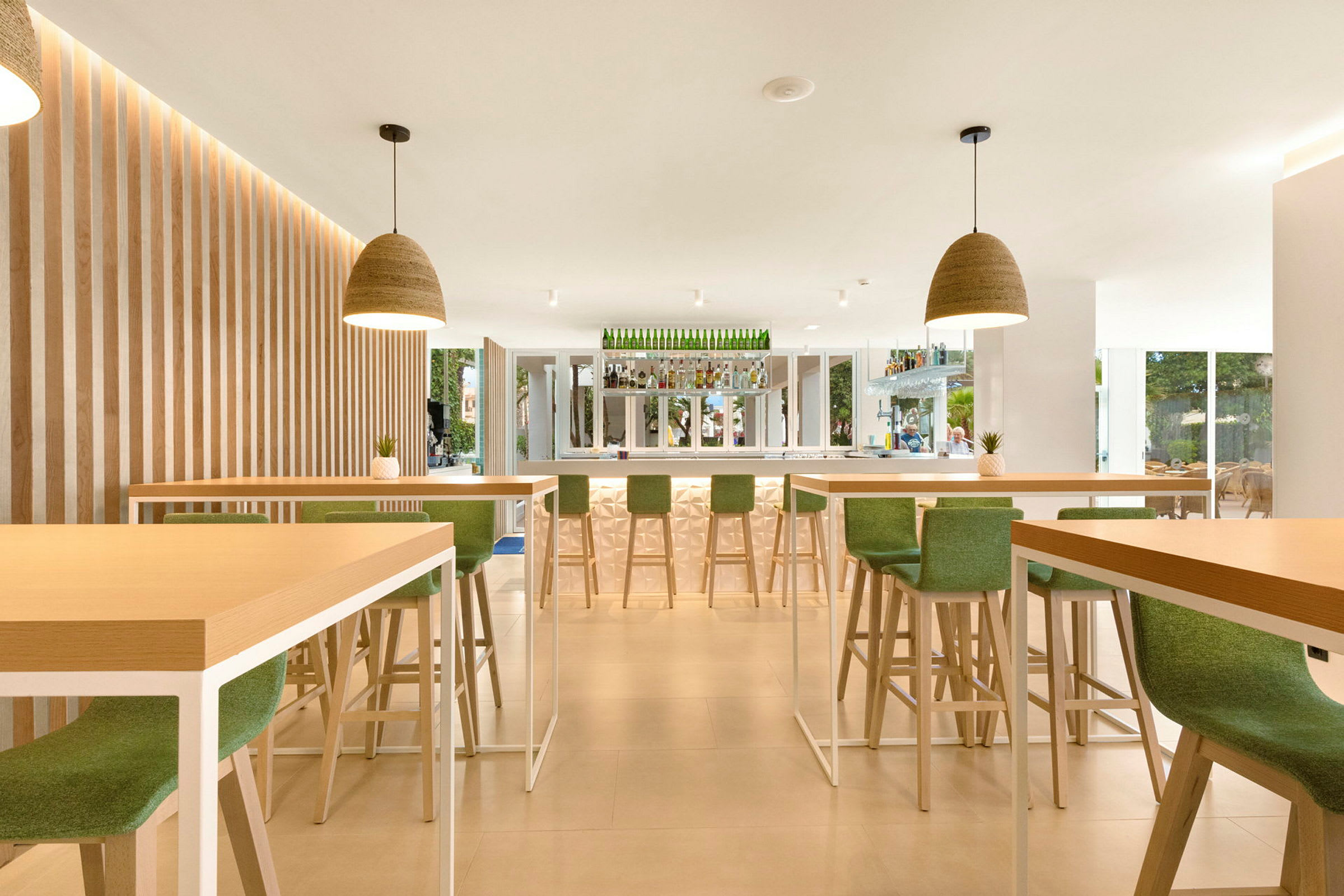 En moderne bardesign med høye stoler og lyssetting. (AI-generert tekst)