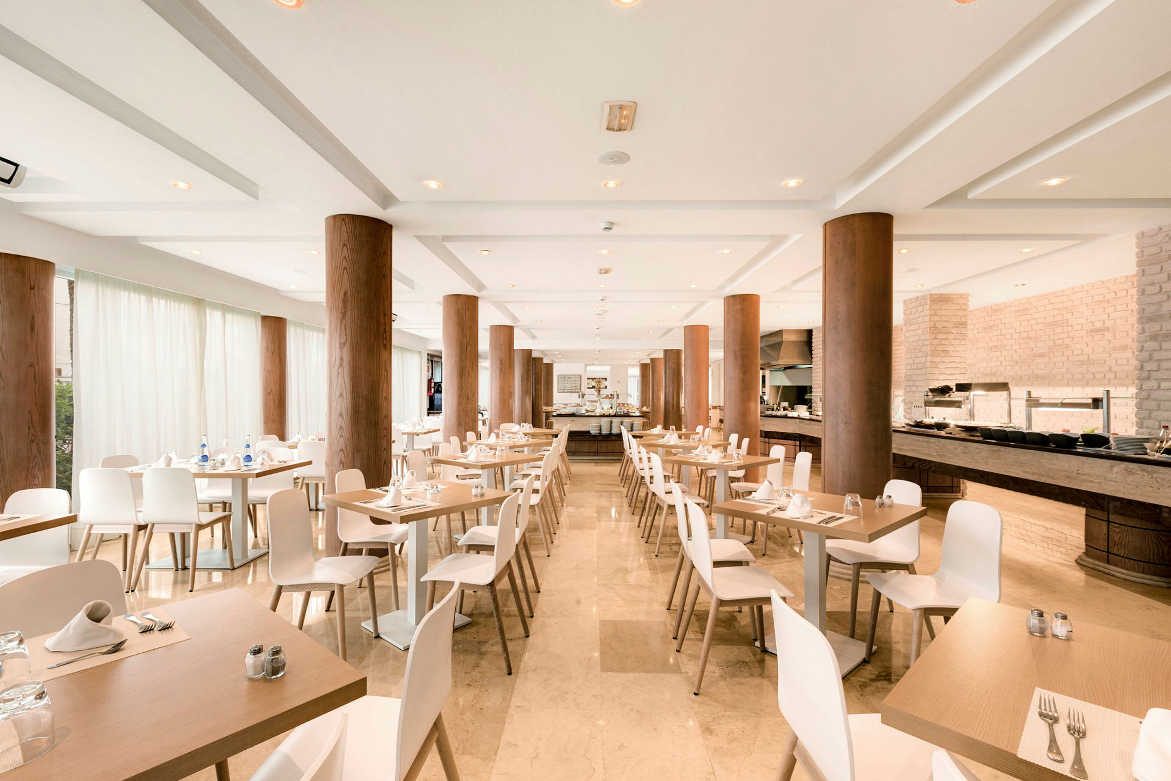 Moderne innredet restaurant med dekkede bord og store trepilarer. (AI-generert tekst)