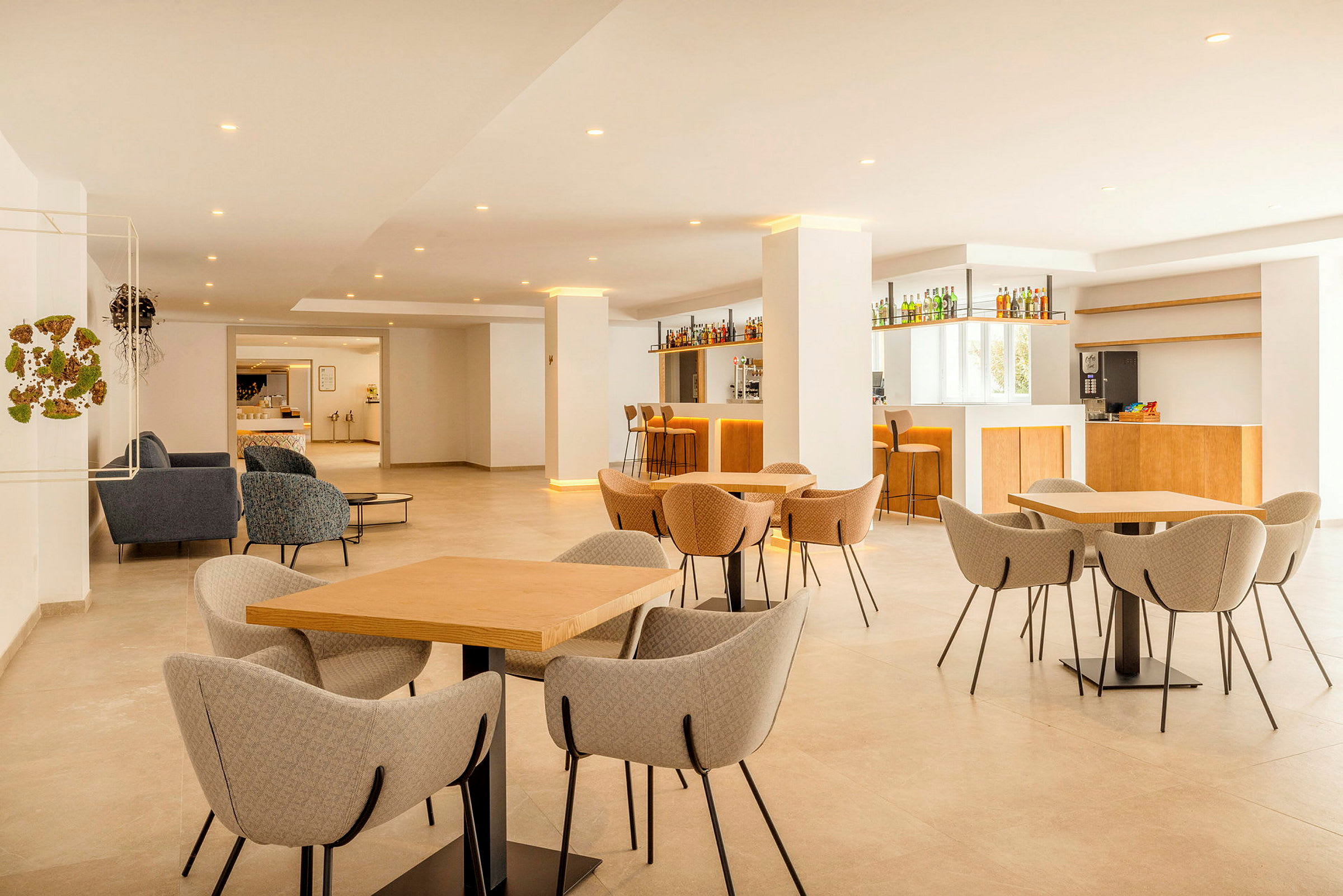 En moderne lounge med bord og stoler samt en bar. (AI-generert tekst)