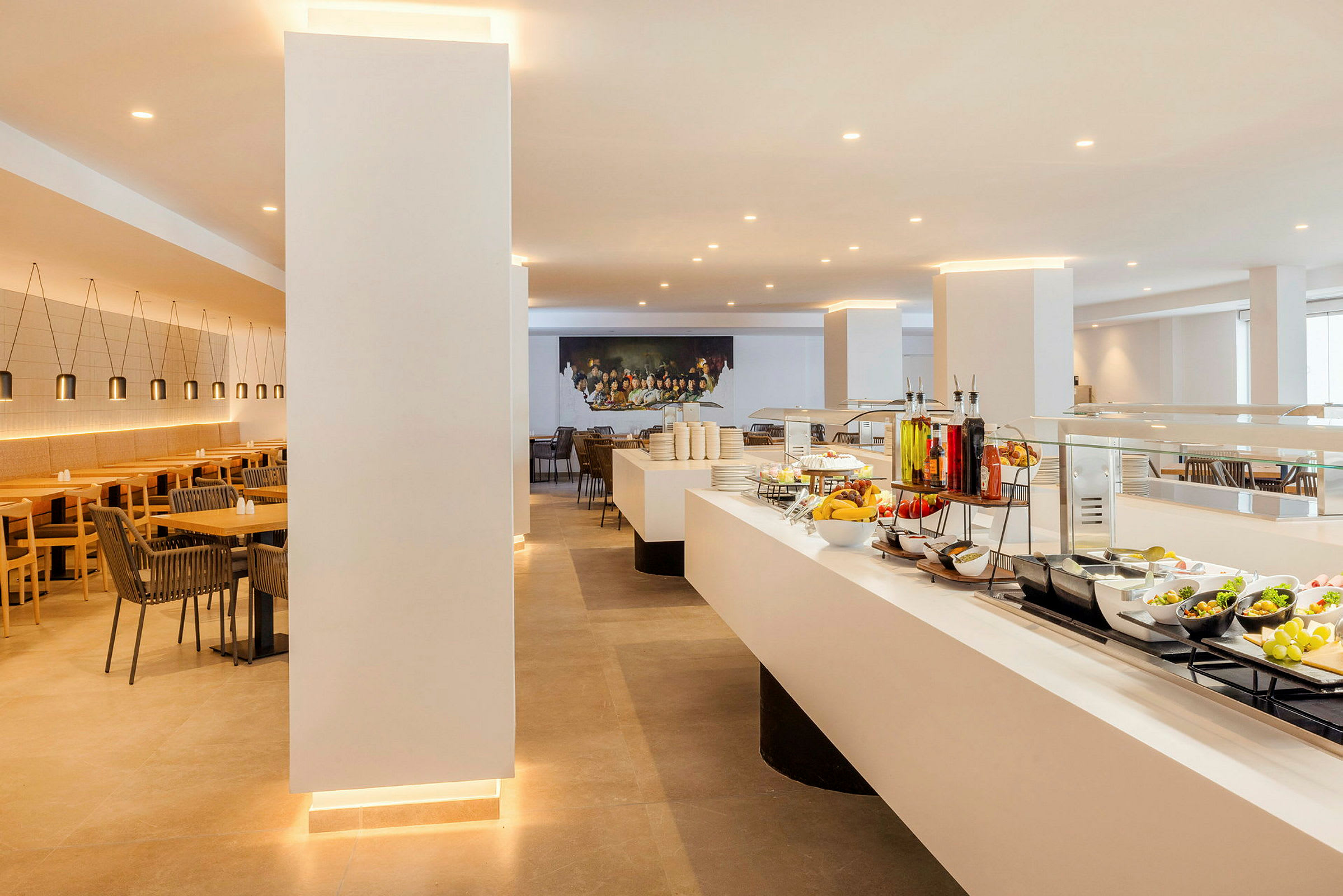 Bilde av en lys og moderne restaurant med buffé og sitteplasser. (AI-generert tekst)