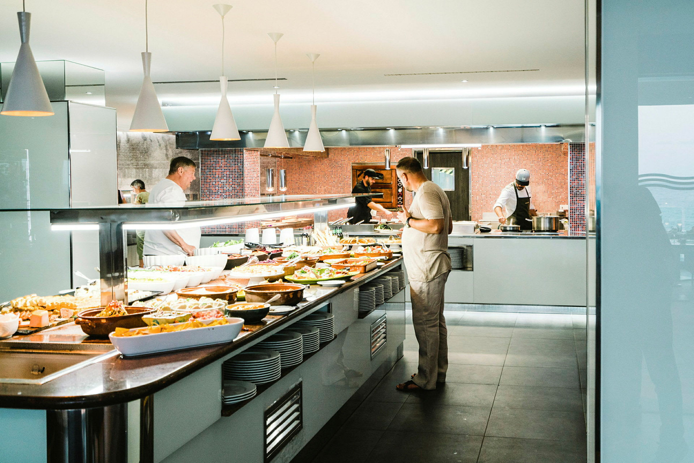 Buffet med forskjellige retter i en moderne spisesal. (AI-generert tekst)