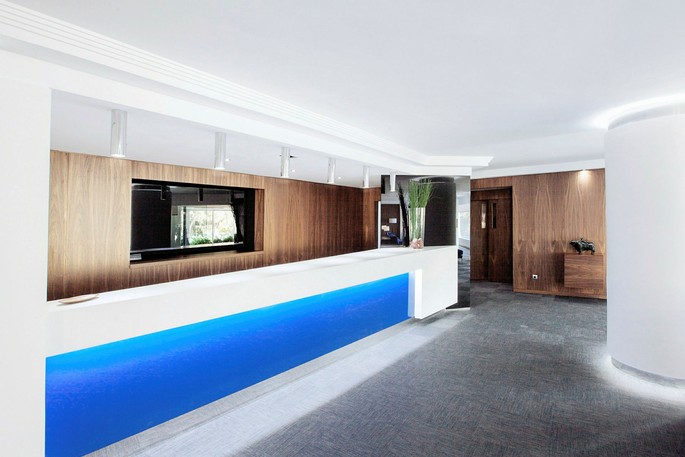 Hotellresepsjon med moderne design og treinteriør. (AI-generert tekst)