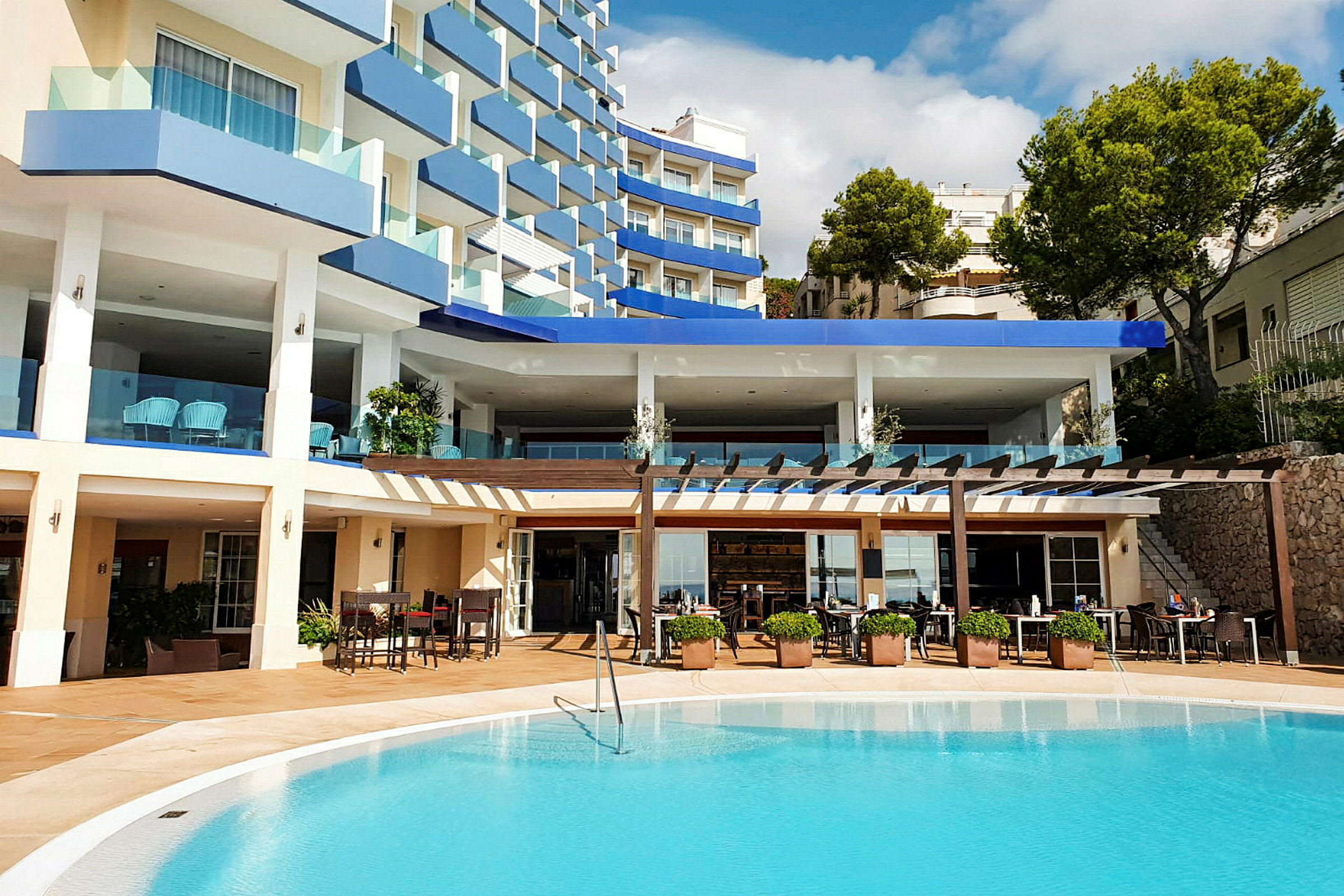 Hotell med basseng og terrasse. (AI-generert tekst)