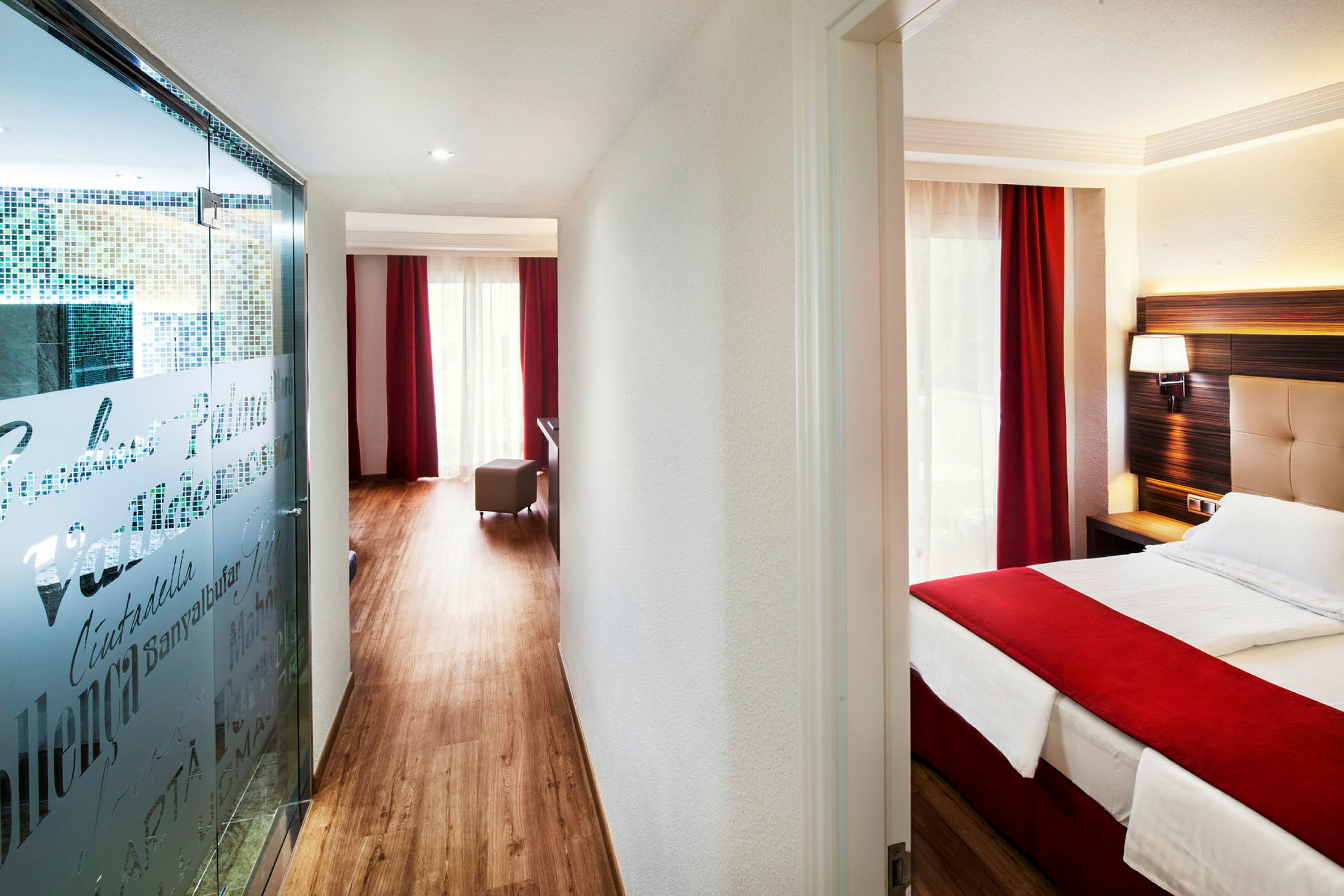 Hotellrom med en seng og røde gardiner. (AI-generert tekst)