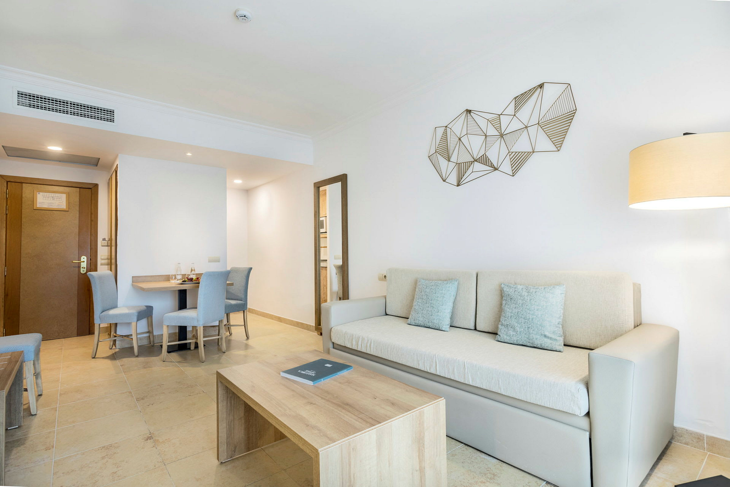 En moderne stue med beige sofa, tremøbler og en geometrisk veggdekorasjon. (AI-generert tekst)