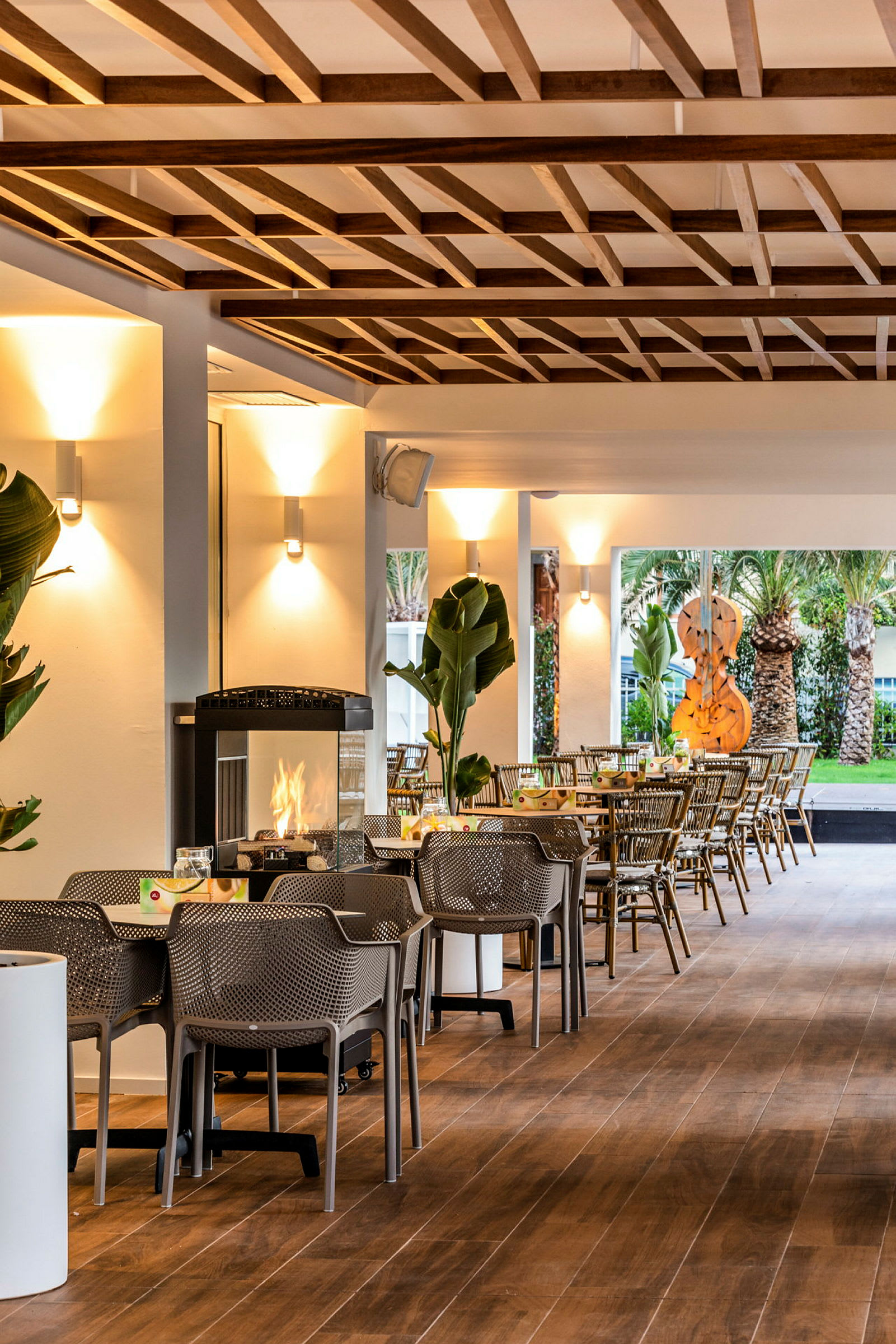 Moderne og elegant restaurant med sitteplasser og peis. (AI-generert tekst)
