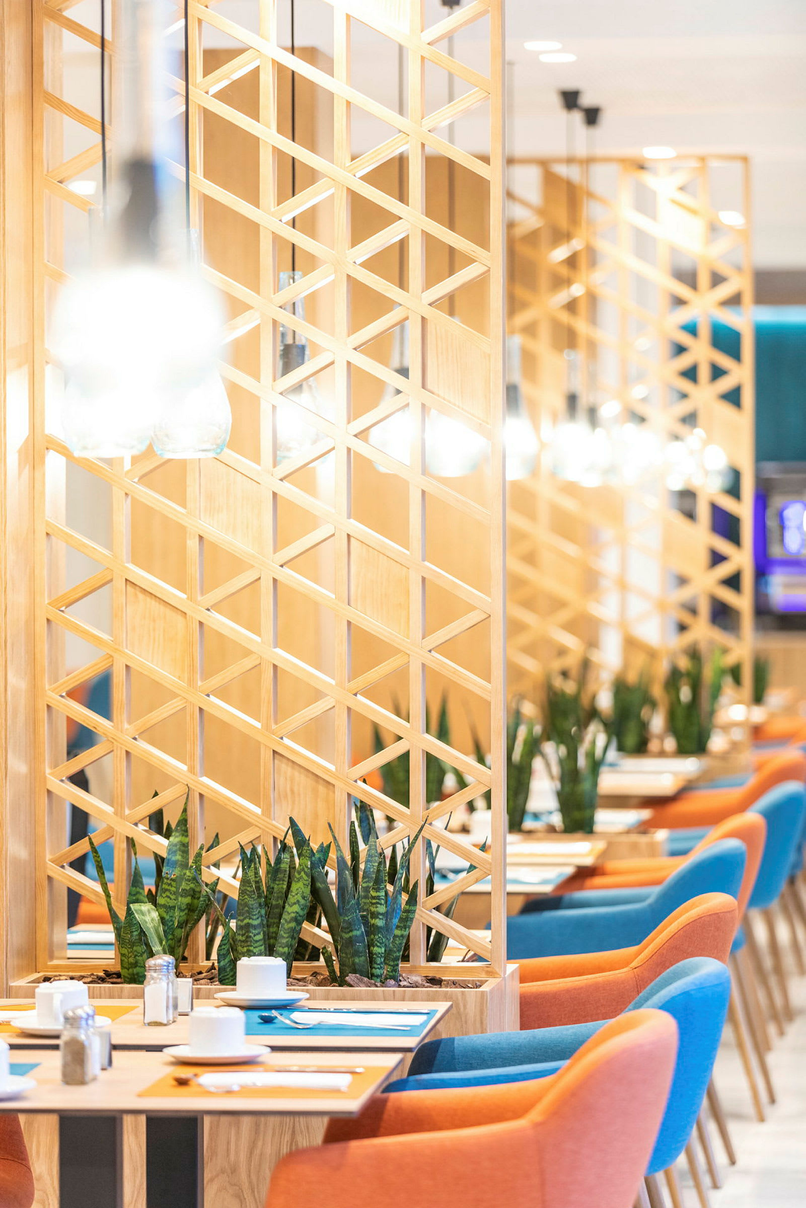 Restaurant med fargerike stoler og bord med dekorasjoner. (AI-generert tekst)