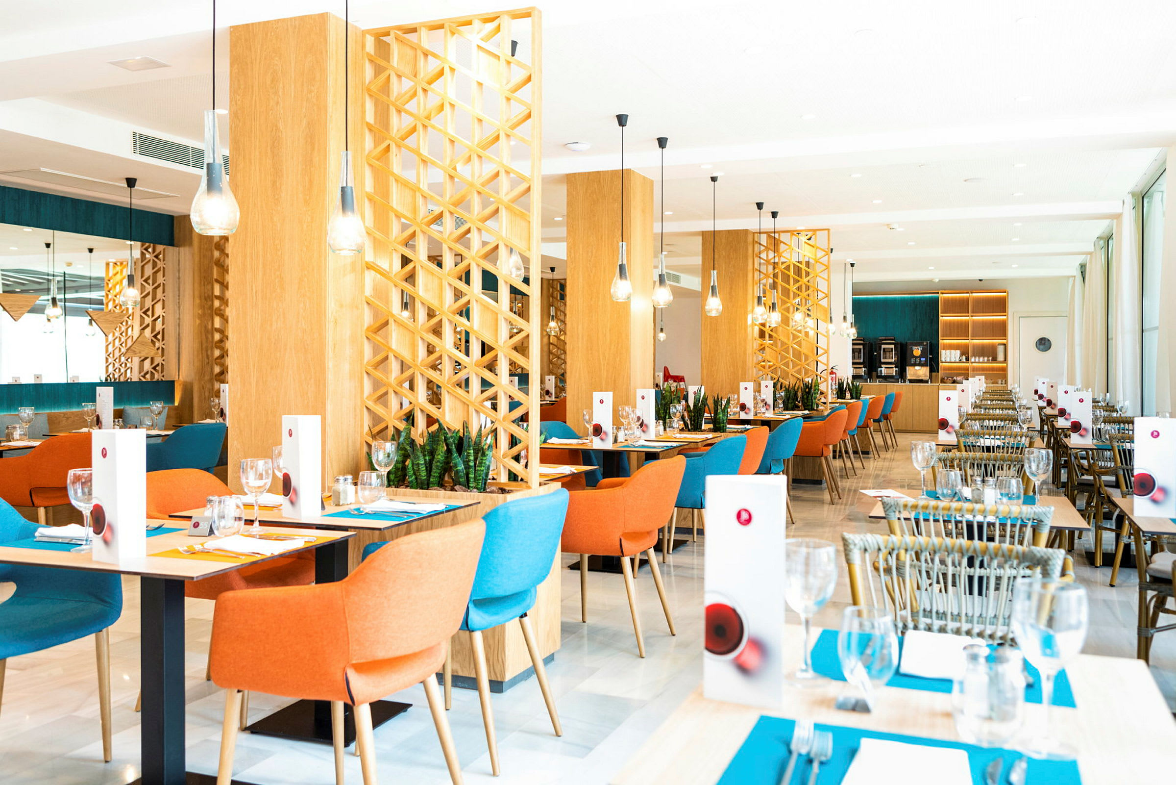 Bilde av en restaurant med fargerike stoler og bord dekket med menyer og glass. (AI-generert tekst)