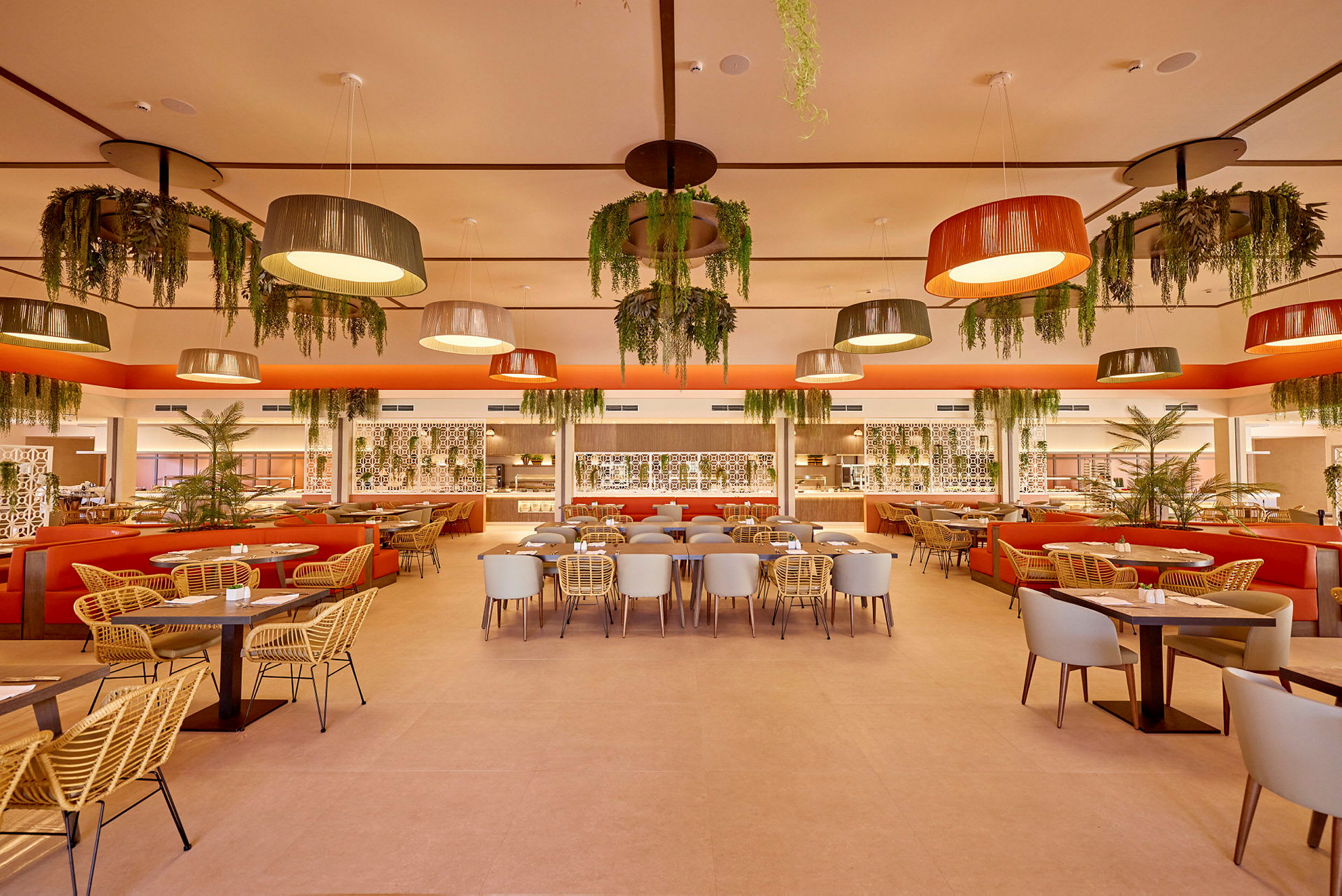Lys og innbydende restaurant med moderne møbler og hengende plantepynt. (AI-generert tekst)