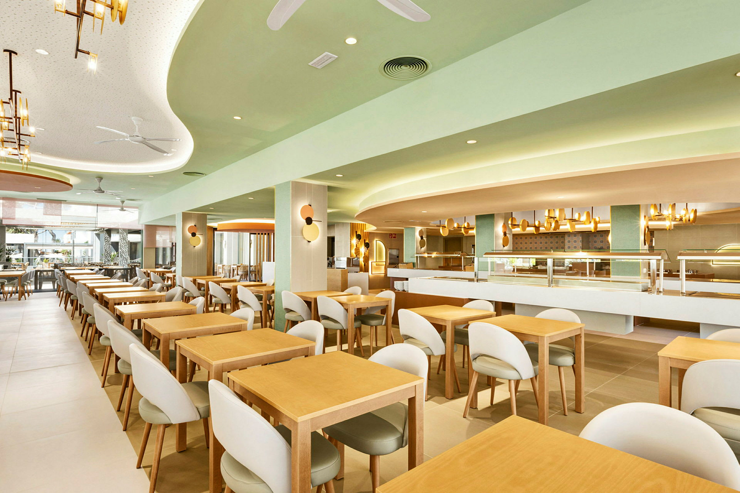 En moderne restaurant med trebord og stoler i lys innredning. (AI-generert tekst)