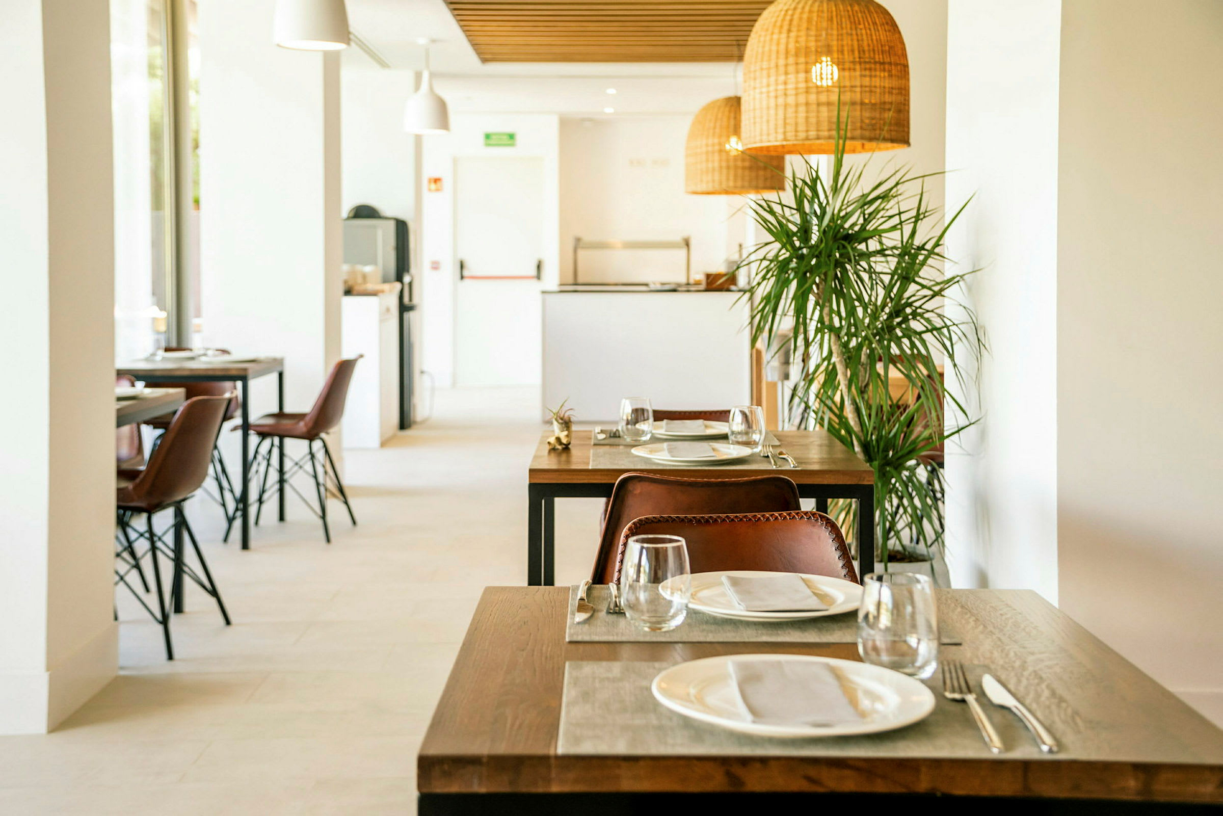 Restaurant med oppdekte bord og stoler. (AI-generert tekst)