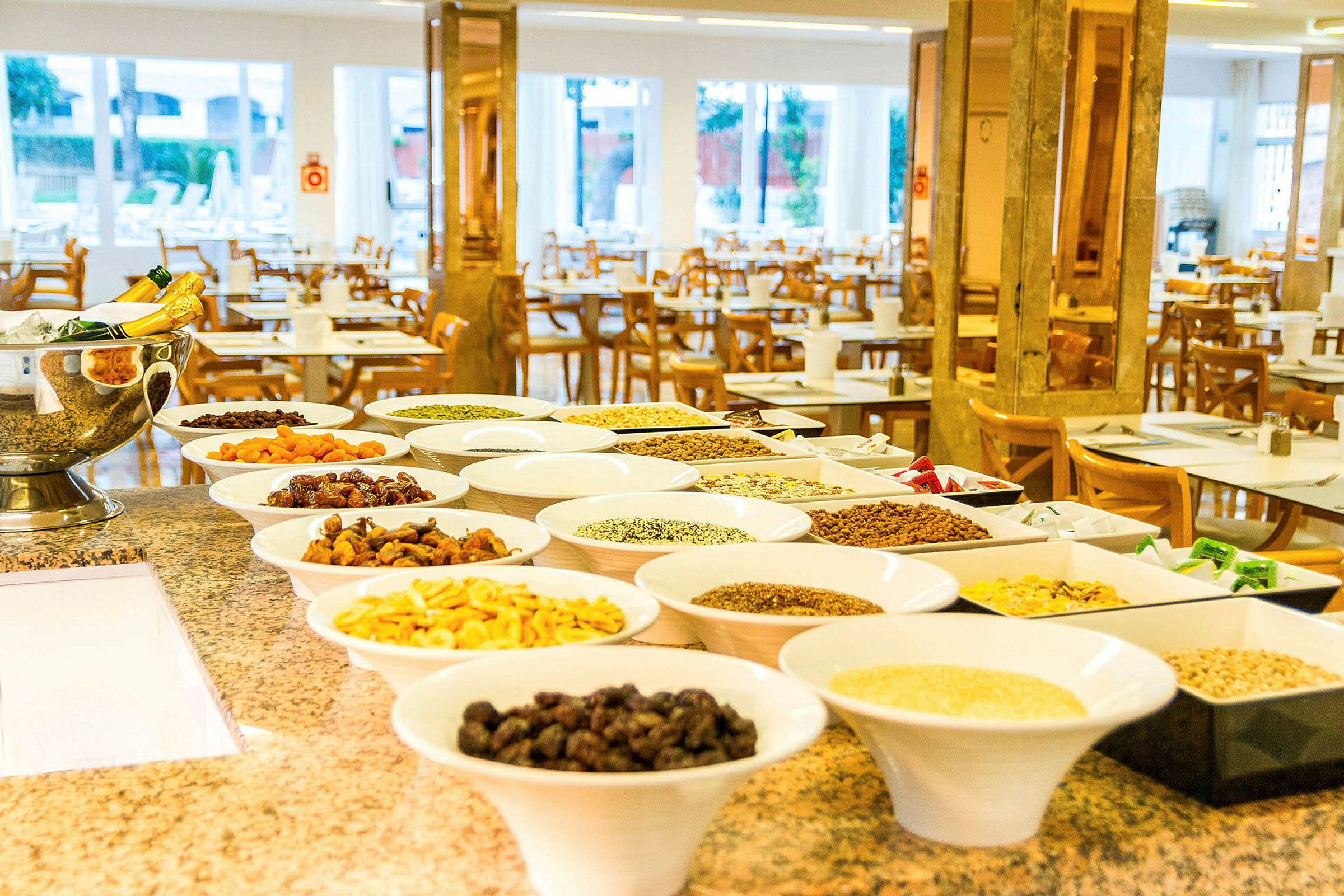 En buffet med ulike skåler fylt med mat og ingredienser i en restaurant. (AI-generert tekst)