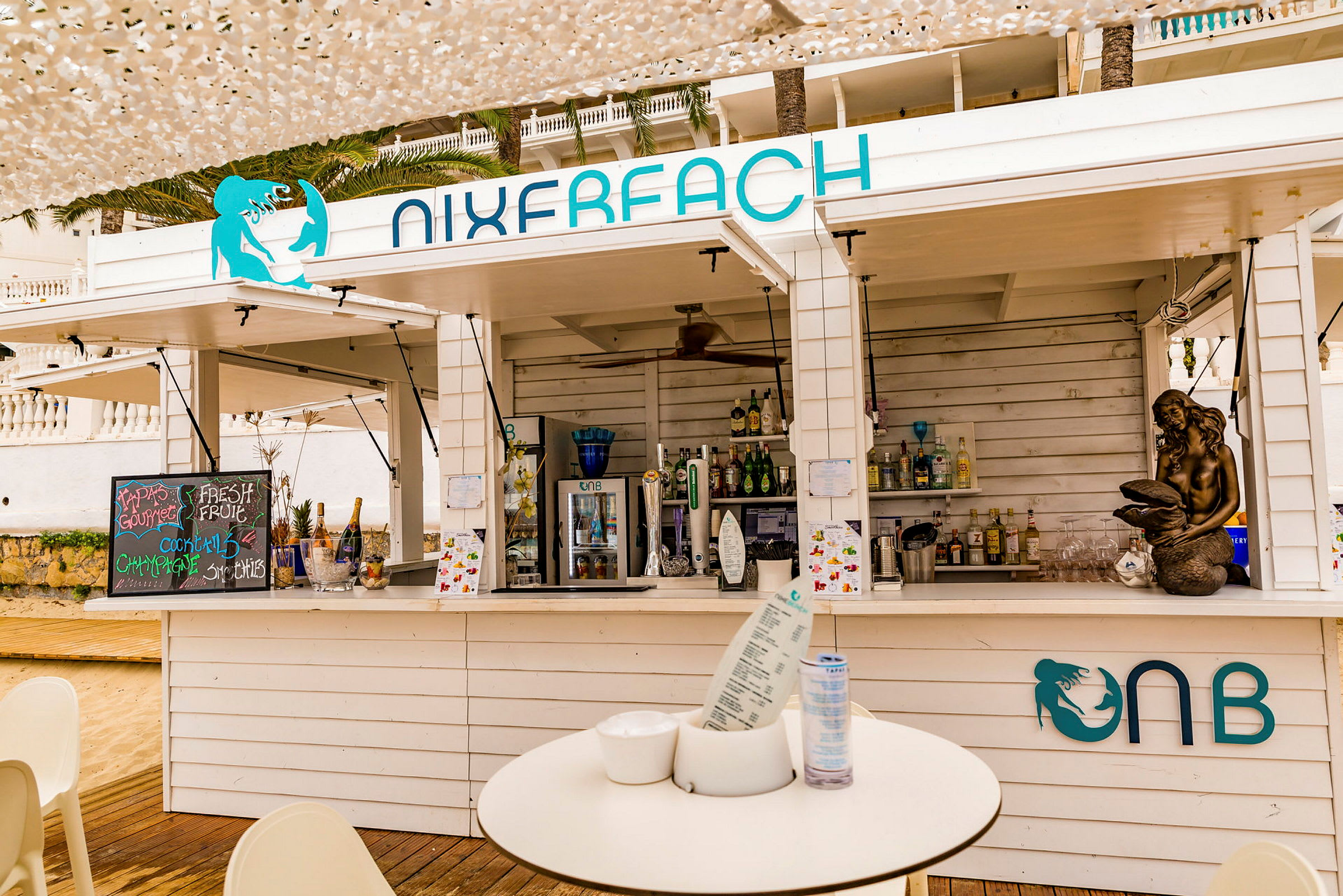 En strandbar med ulike drikker og dekorasjoner. (AI-generert tekst)