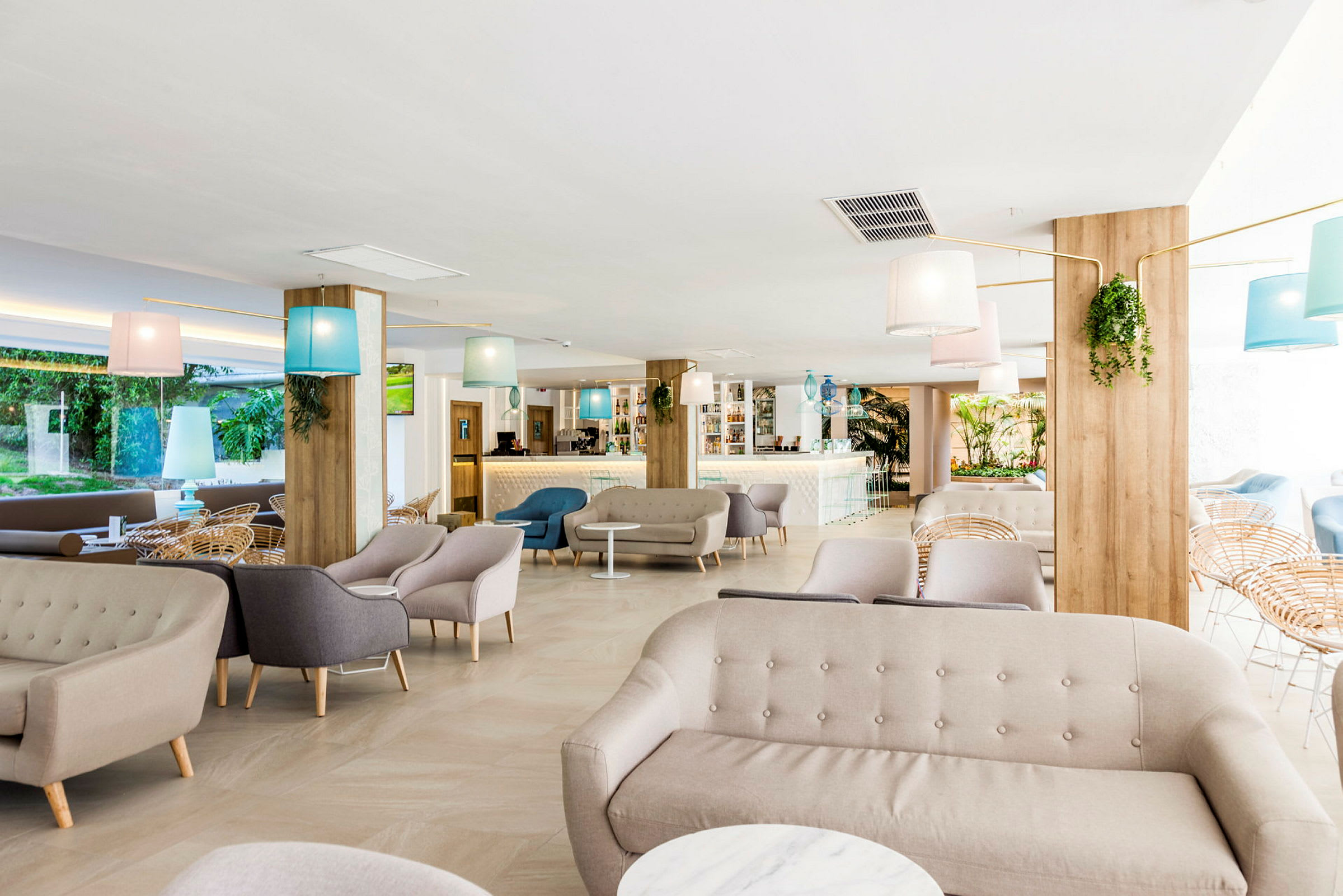 En moderne lounge med sofaer, stoler og en bar i bakgrunnen. (AI-generert tekst)