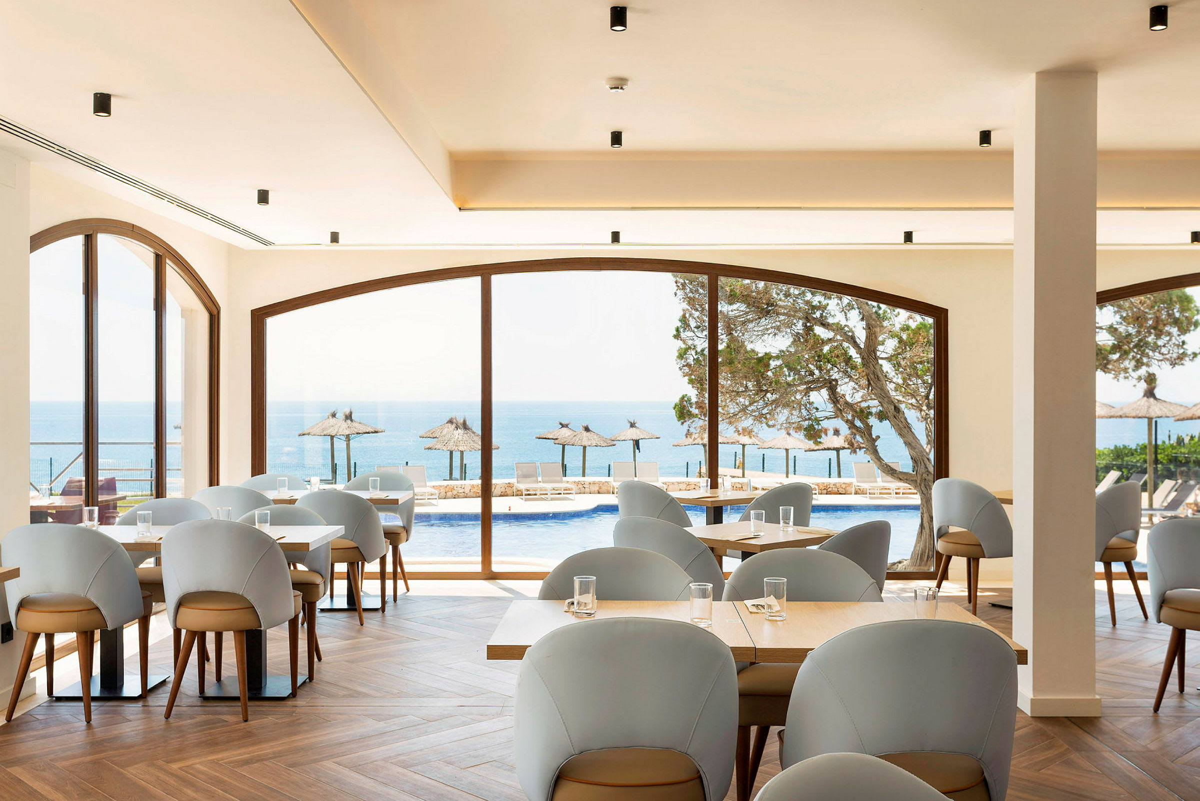 Moderne restaurant med panoramautsikt over havet. (AI-generert tekst)
