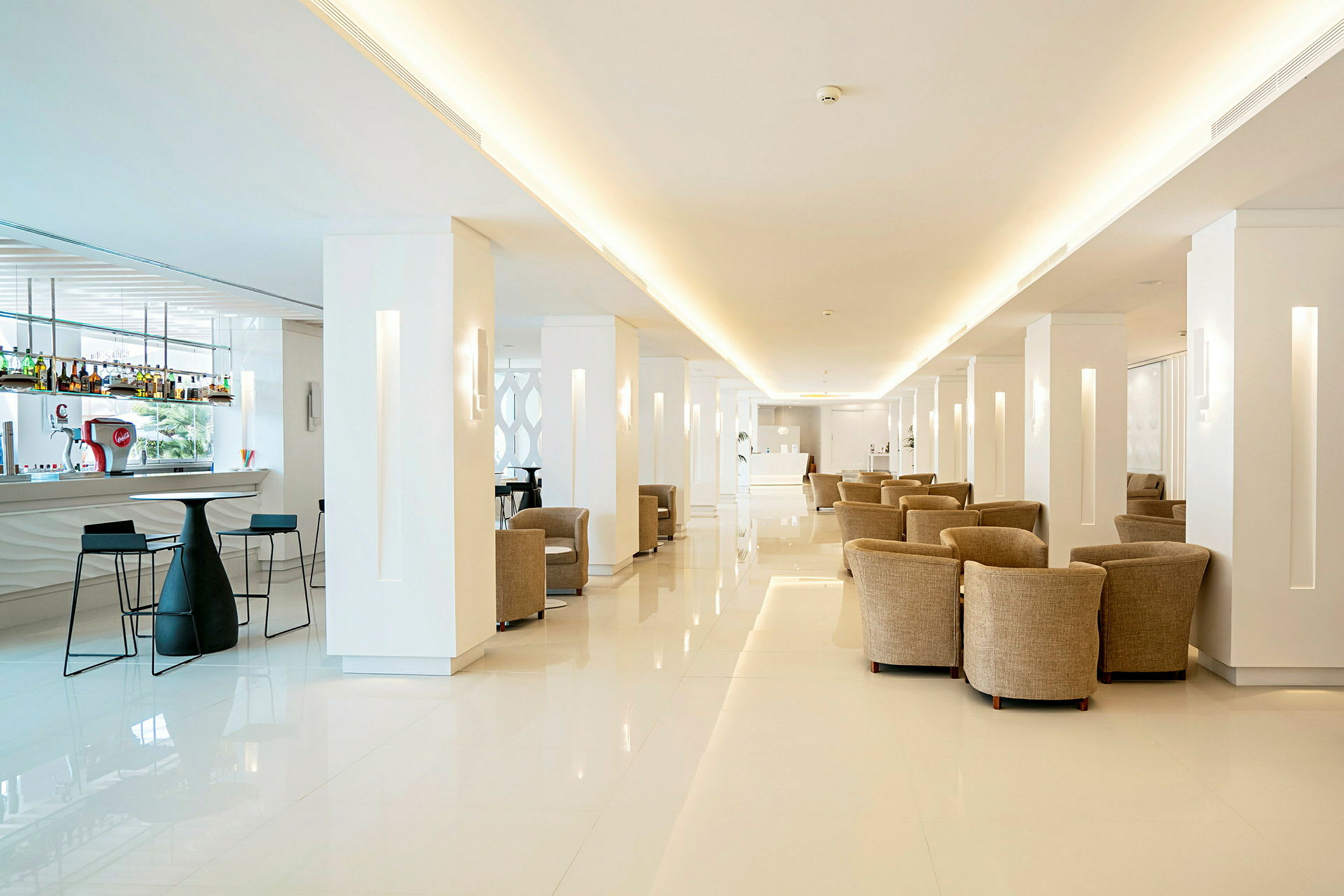 Lys og moderne hotellobby med bar og sittegrupper. (AI-generert tekst)