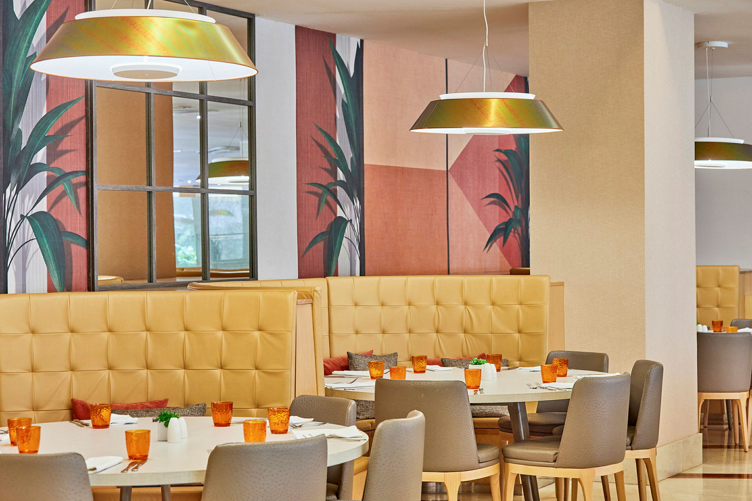 Restaurant med bord, stoler og veggdekorasjon. (AI-generert tekst)