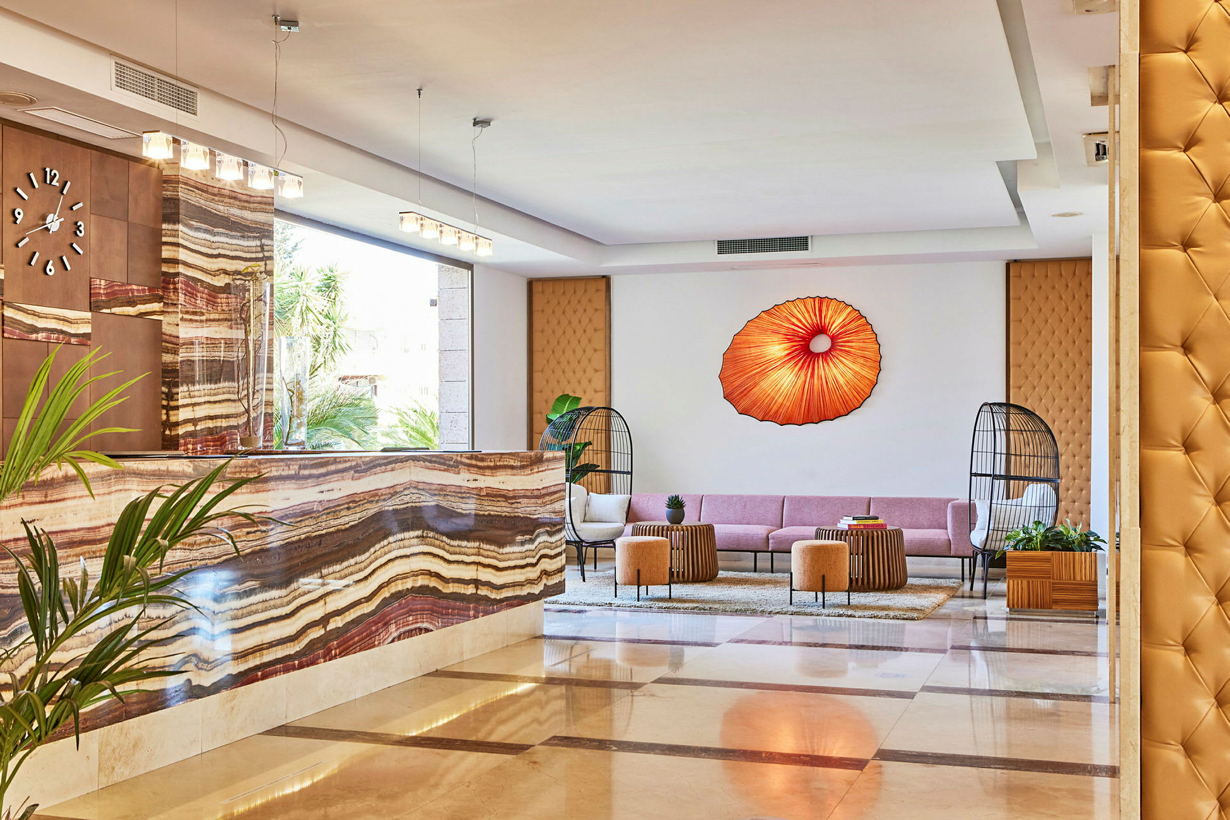 Hotellobby med sittegruppe og dekorert resepsjon. (AI-generert tekst)