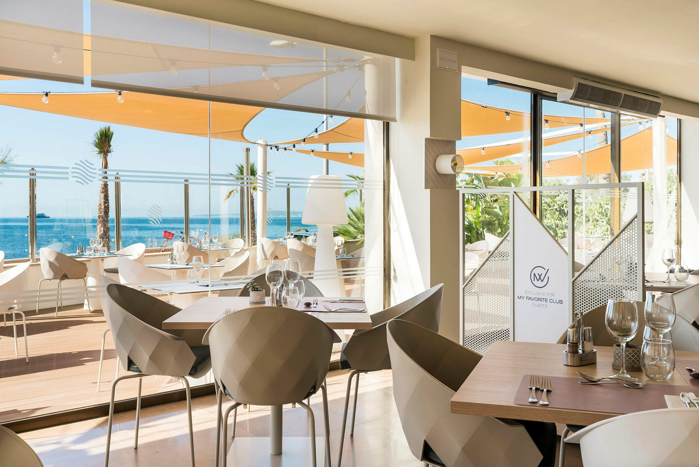 En moderne restaurant med utsikt over havet. (AI-generert tekst)