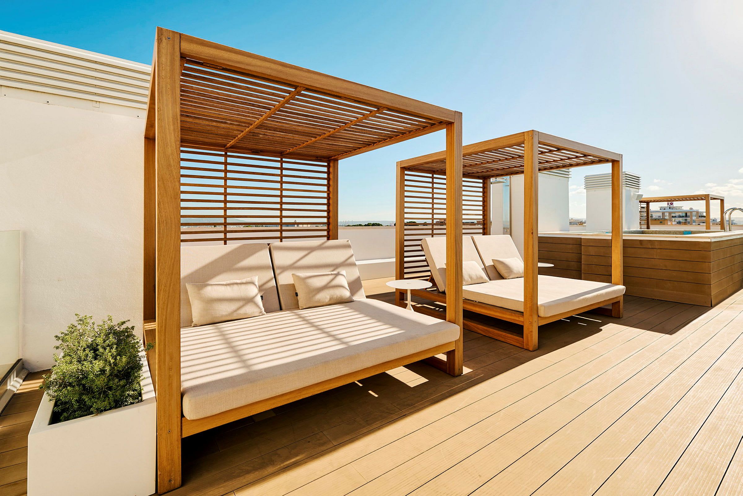Tresofaer med solbeskyttelse på en takterrasse. (AI-generert tekst)