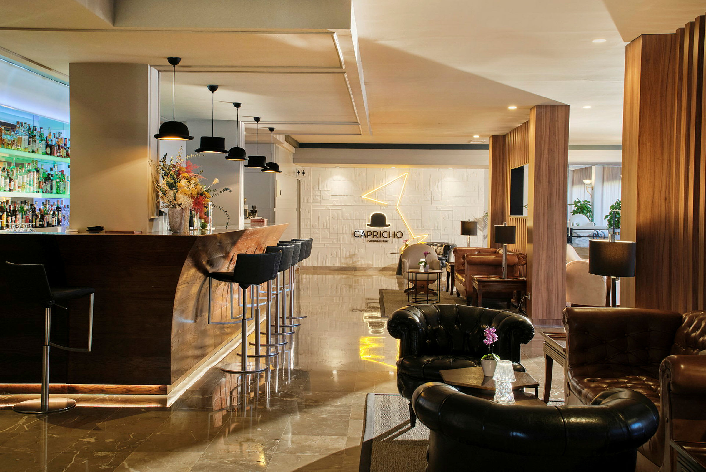 En elegant hotellbar med designmøbler og belysning. (AI-generert tekst)