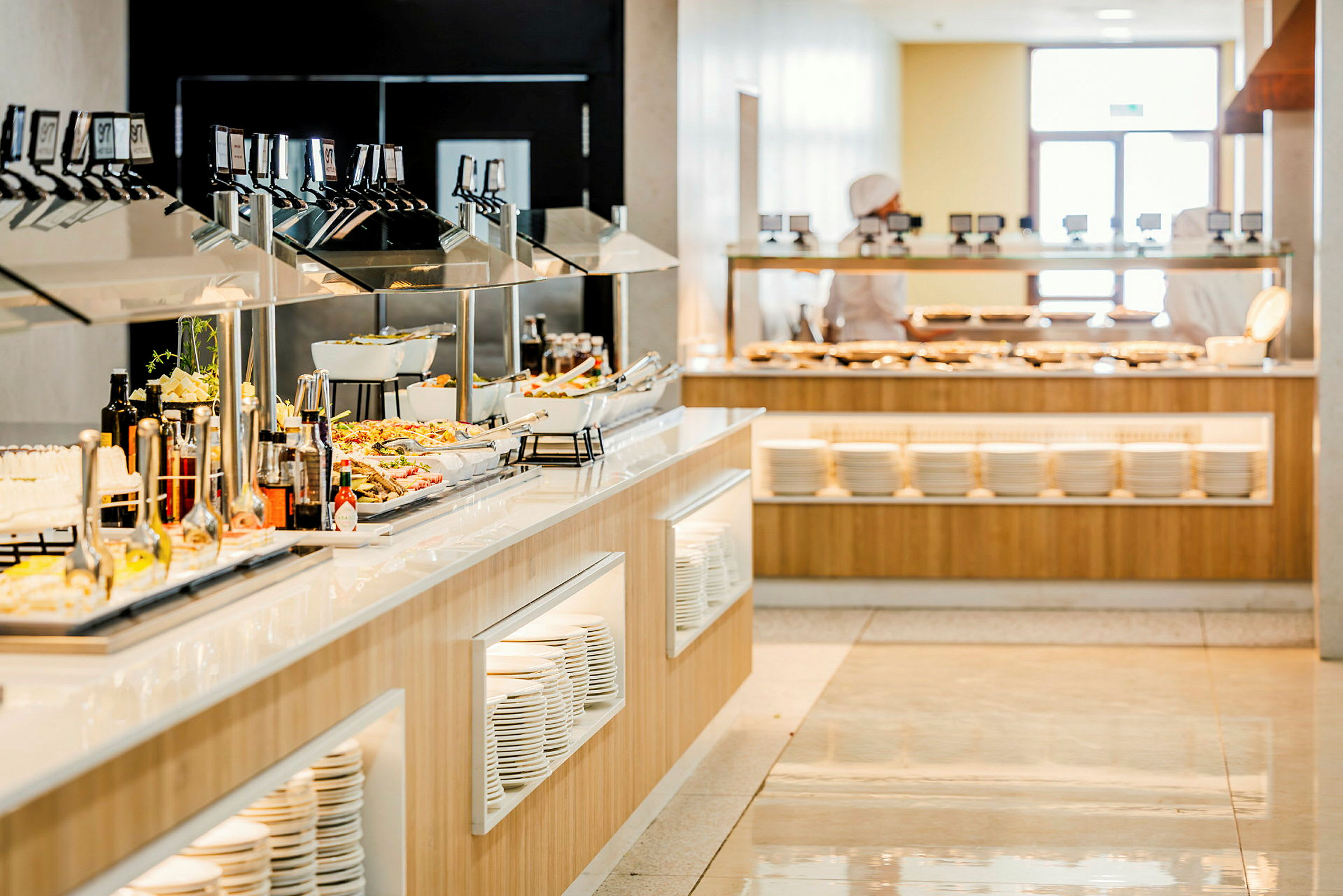 Bilde av en moderne bufférestaurant med ulike retter og serveringsutstyr. (AI-generert tekst)
