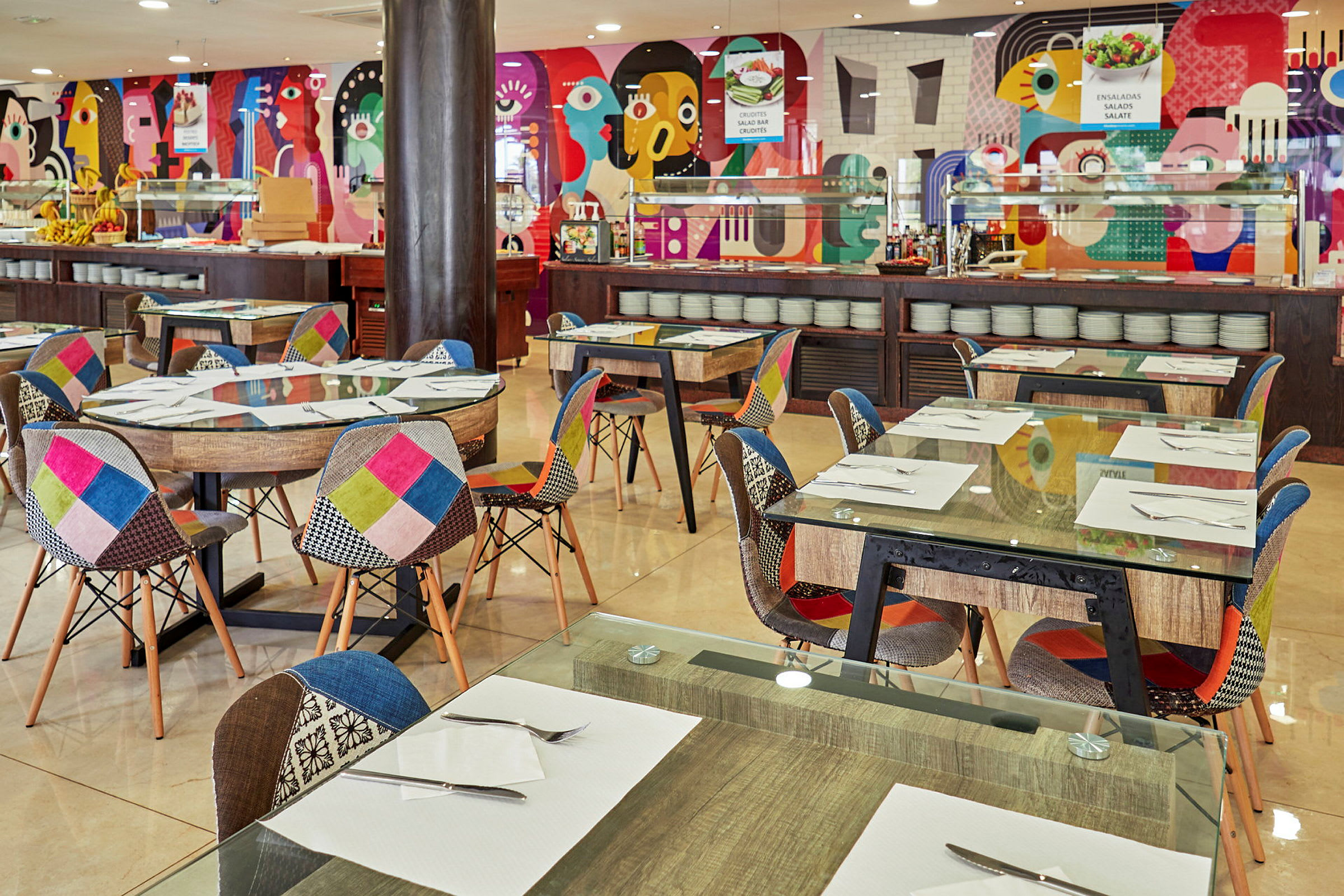 Innredning av en restaurant med fargerike stoler og dekorerte vegger. (AI-generert tekst)