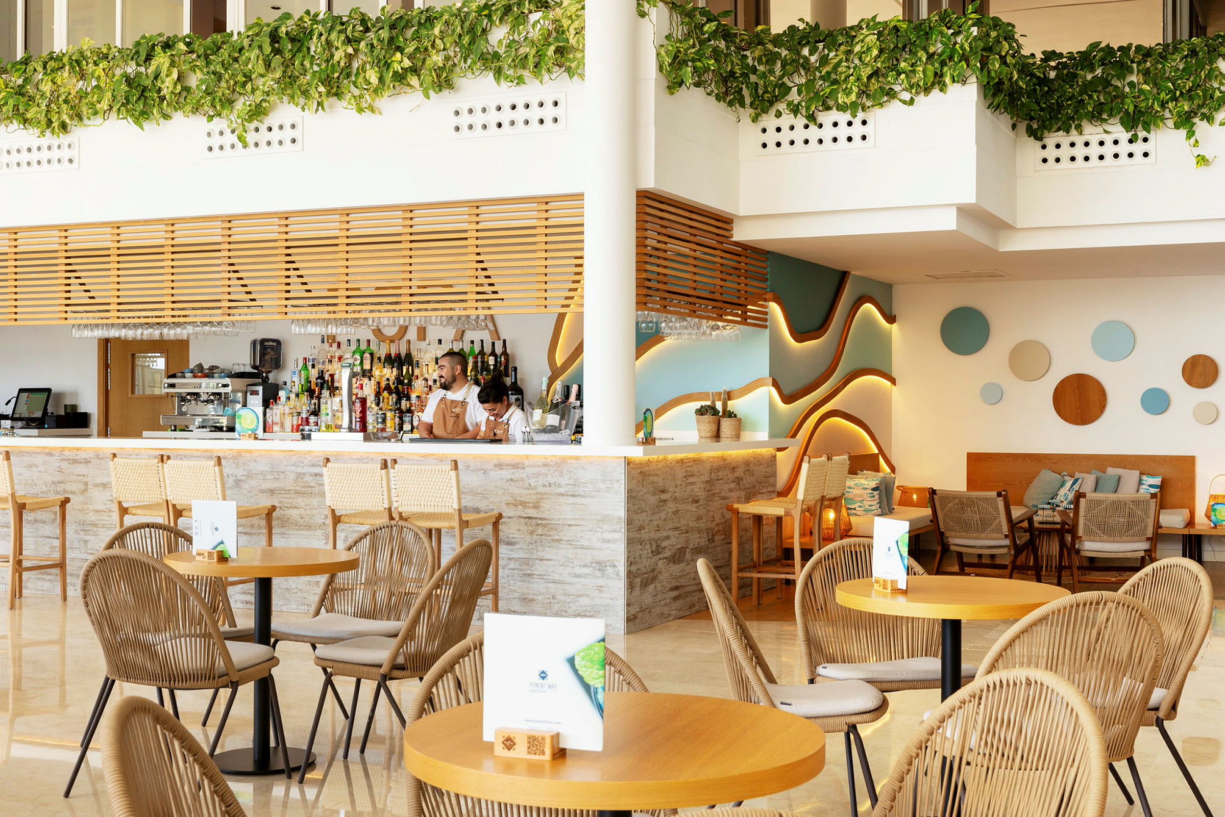 Bilde av en moderne bar med sitteplasser, dekorert med planter og en kunstnerisk vegg. (AI-generert tekst)