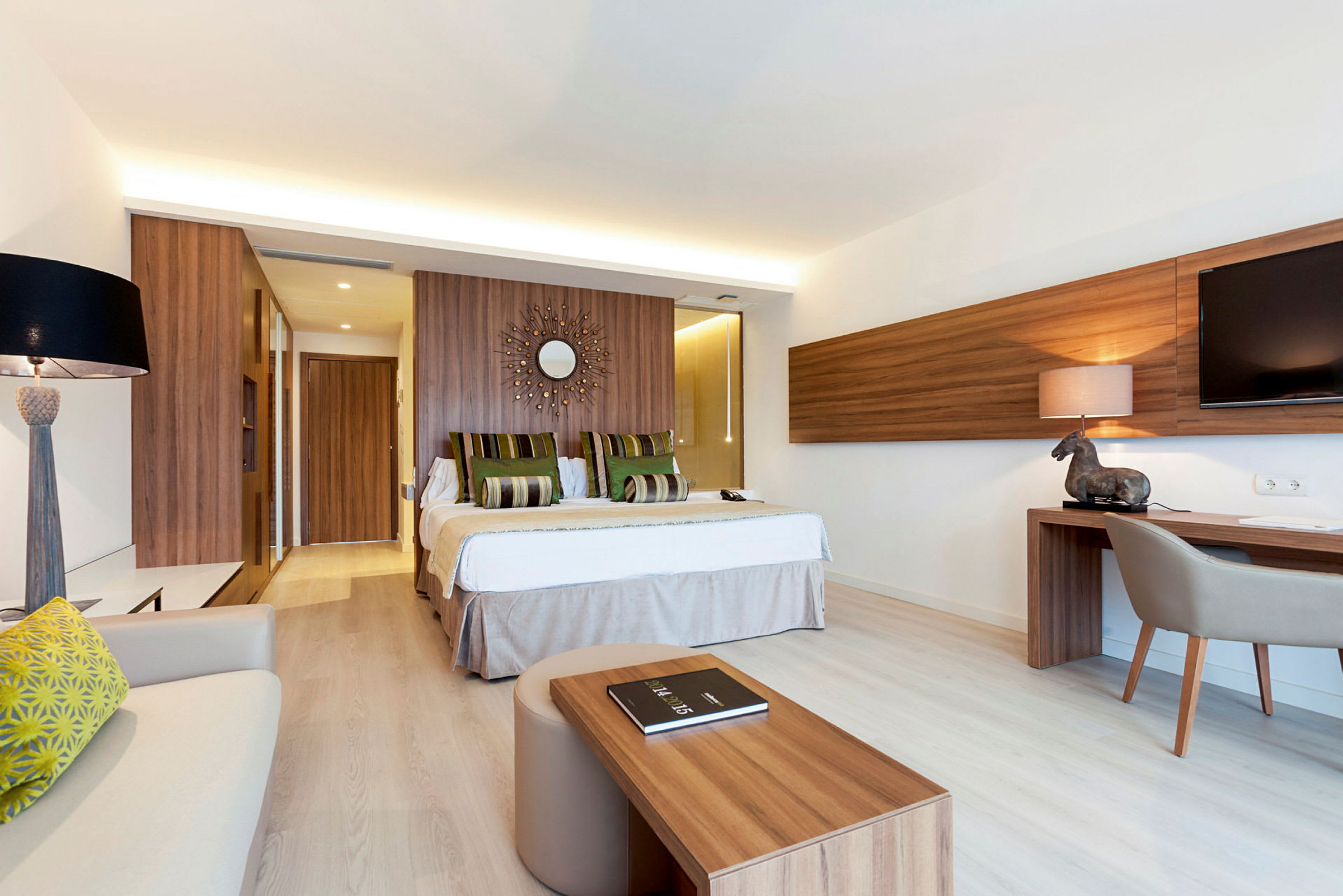 Moderne hotellrom med dobbeltseng, skrivebord og lys innredning. (AI-generert tekst)