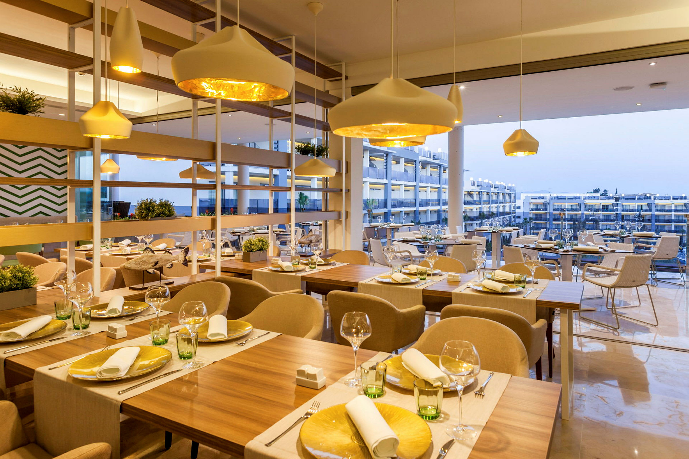 Bilde av en moderne restaurant med dekkede bord og store vinduer som viser utsikten utendørs. (AI-generert tekst)