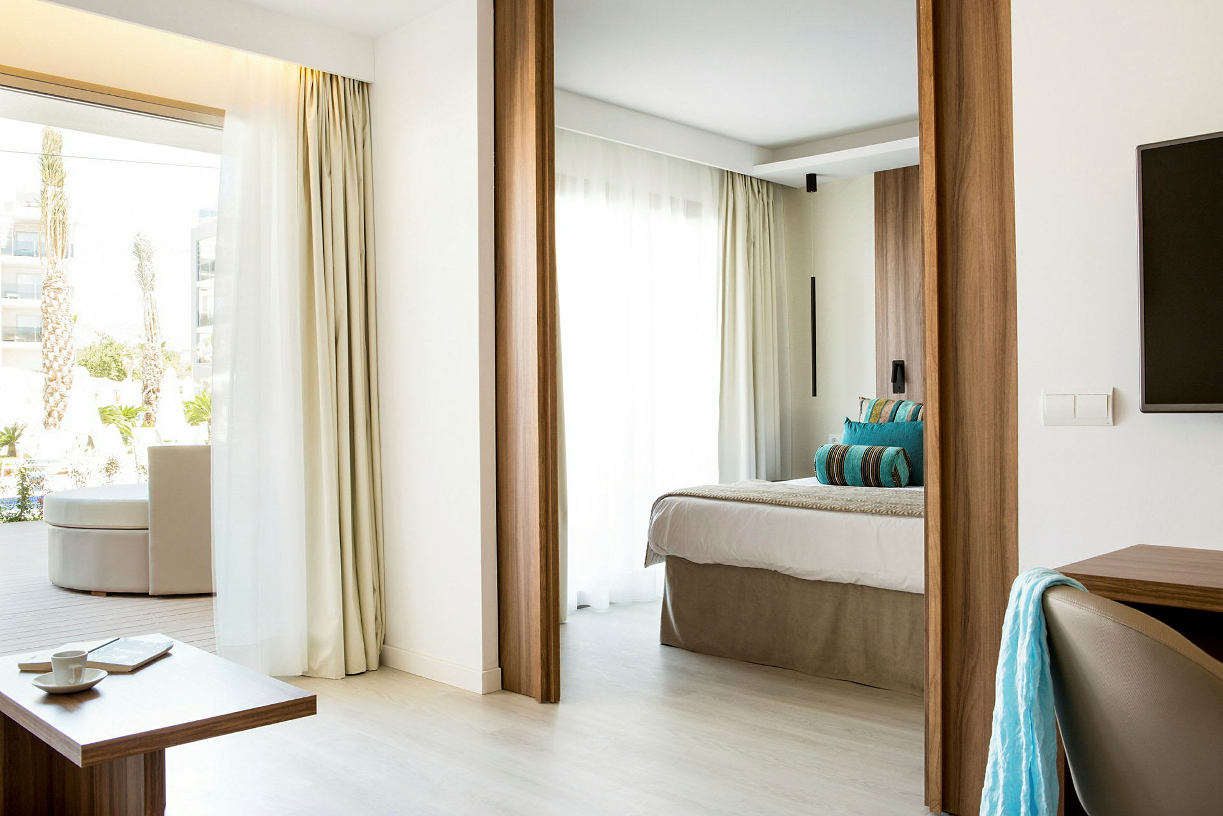 Moderne hotellrom med lys innredning, mye dagslys og en komfortabel seng. (AI-generert tekst)