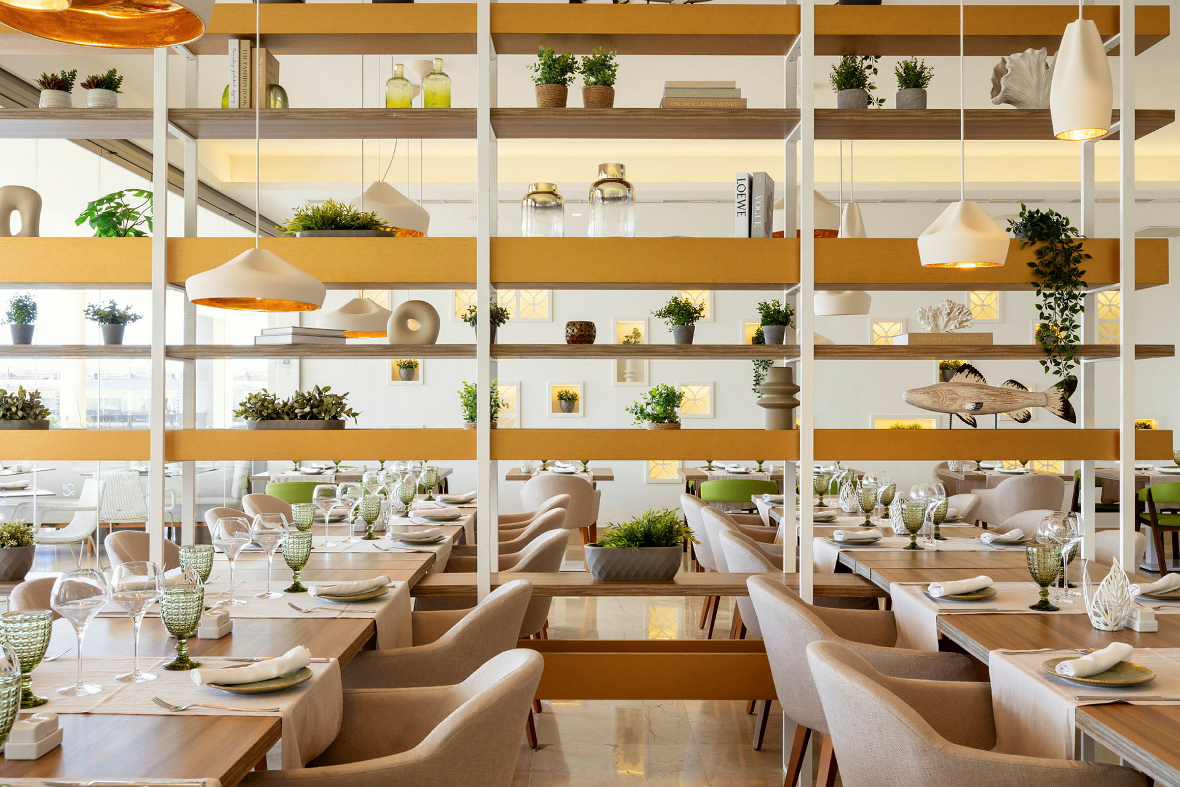 Et elegant restaurantmiljø med dekkede bord, dekorative hyller og moderne detaljer. (AI-generert tekst)