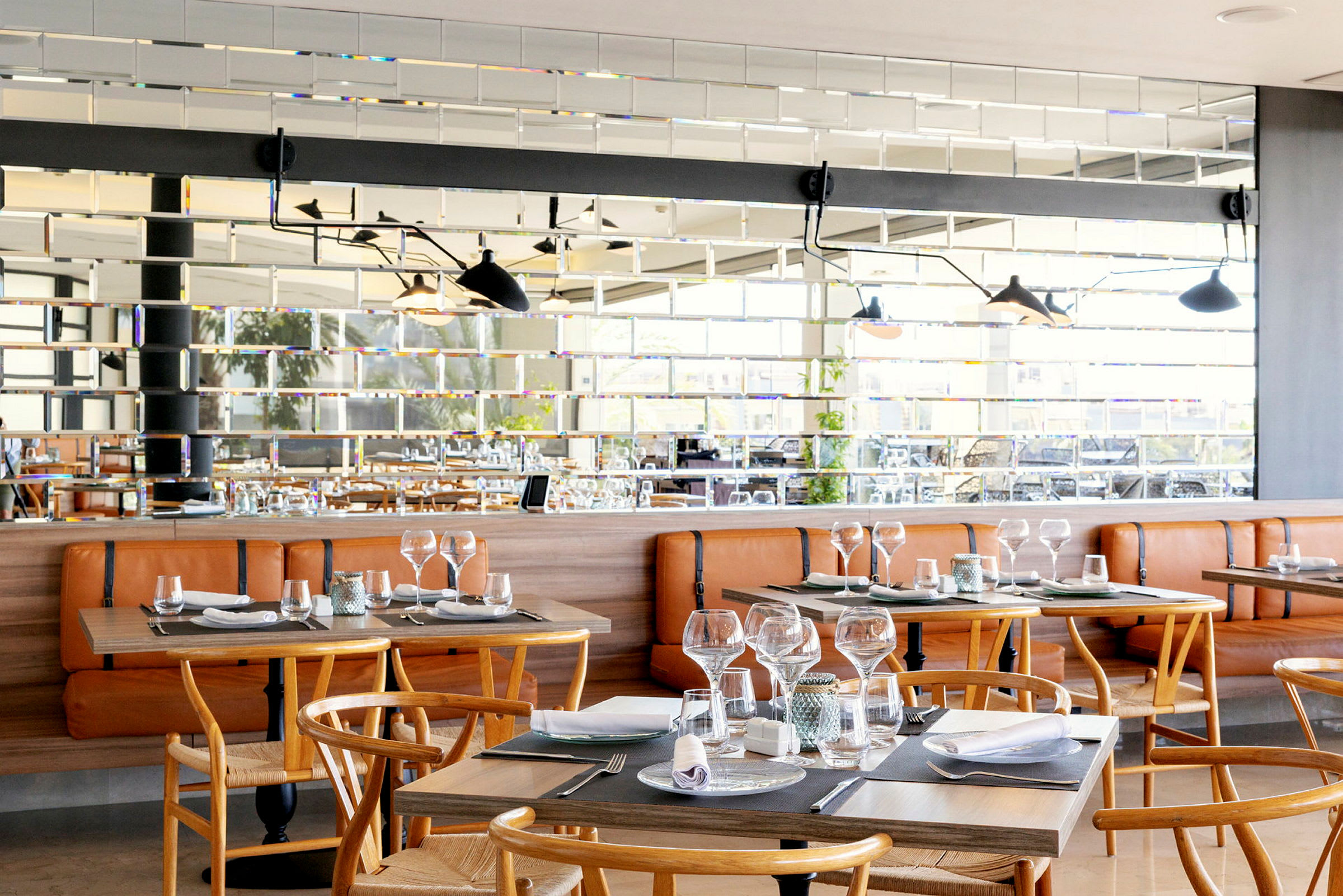 Interiør av en restaurant med trefaseter og dekkede bord. (AI-generert tekst)