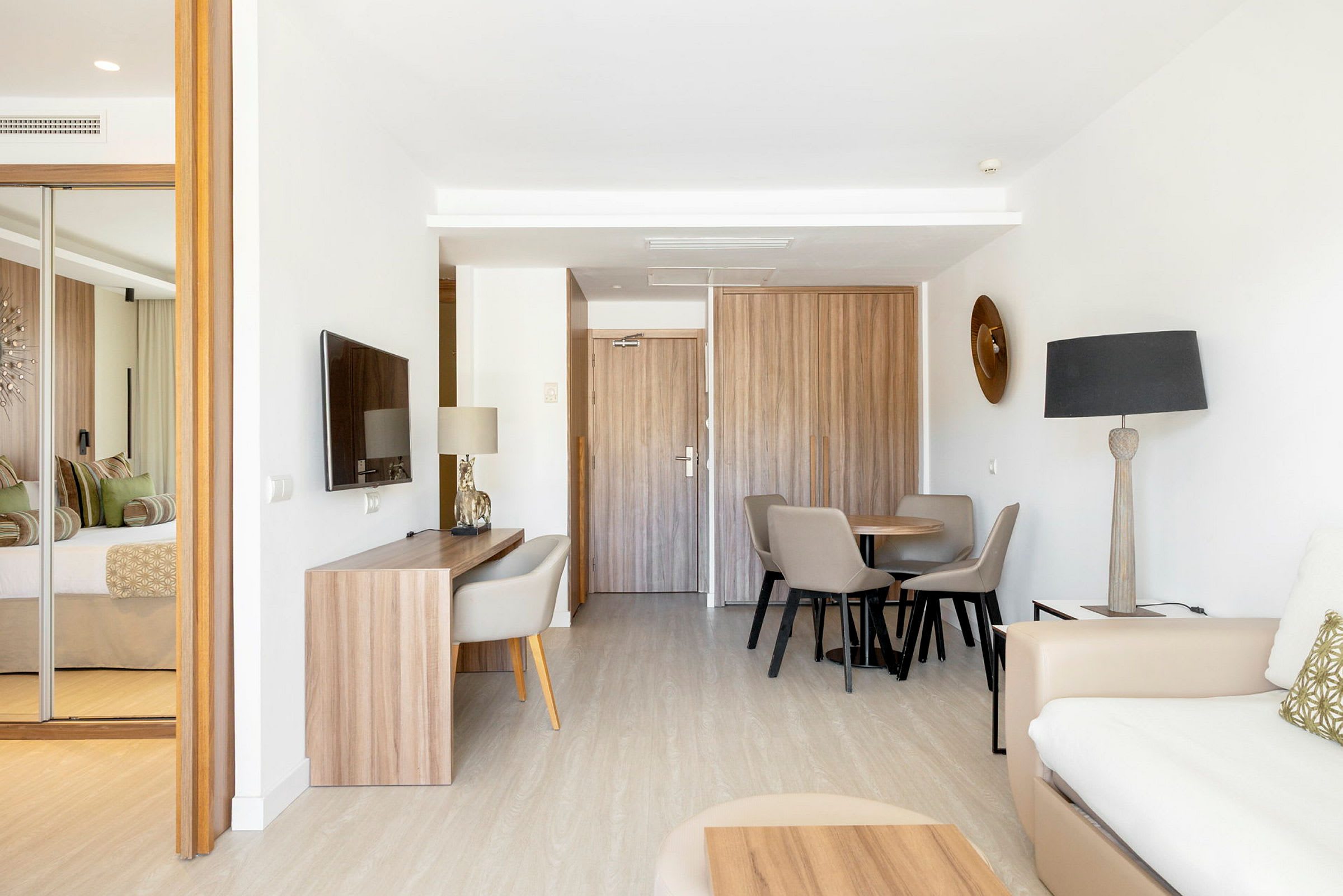 Suite med to rom mot omgivelsene